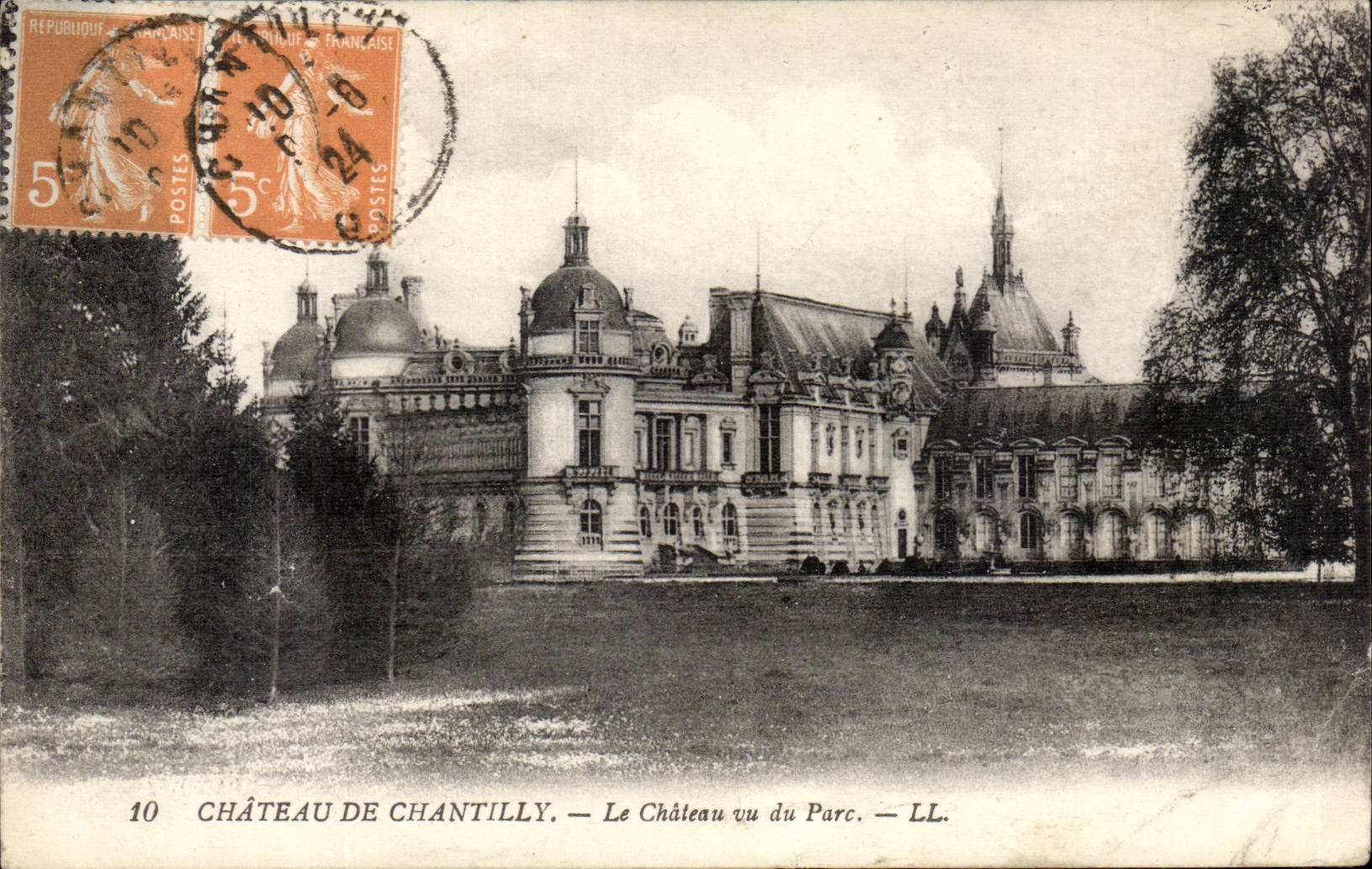 castle of Chantilly- the Castle seen of the Park - CPA