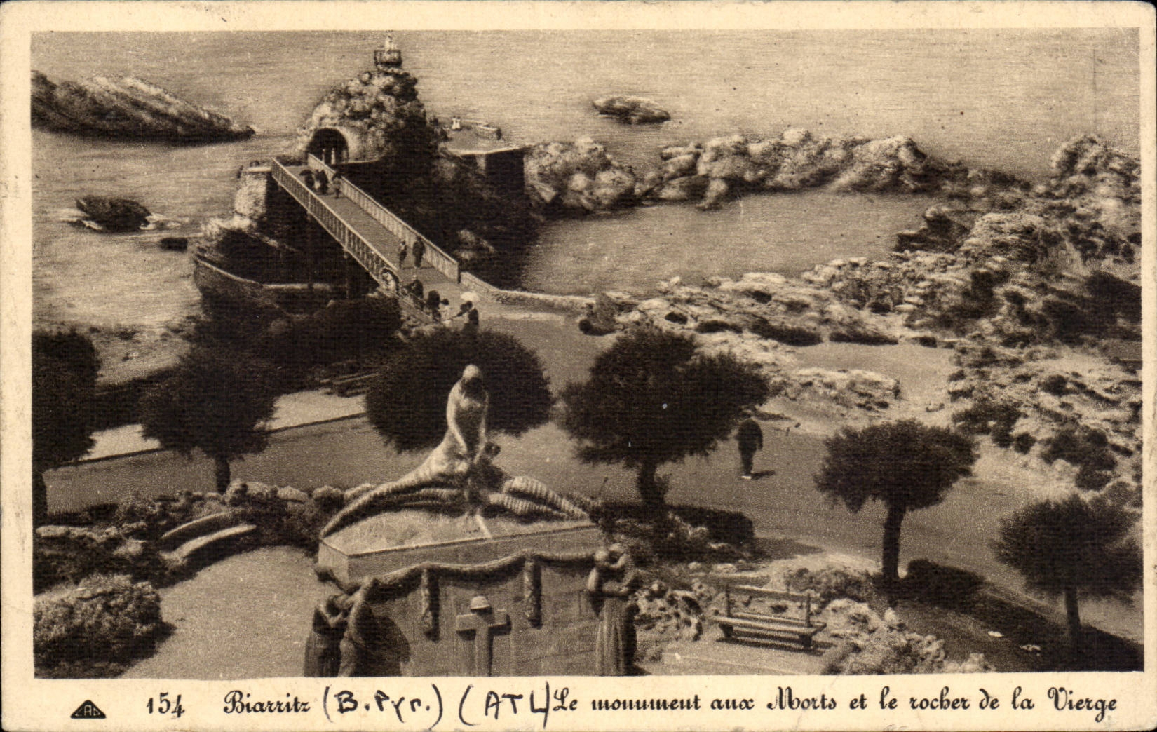 CPA Biarritz Le monument aux morts et le rocher de la vierge