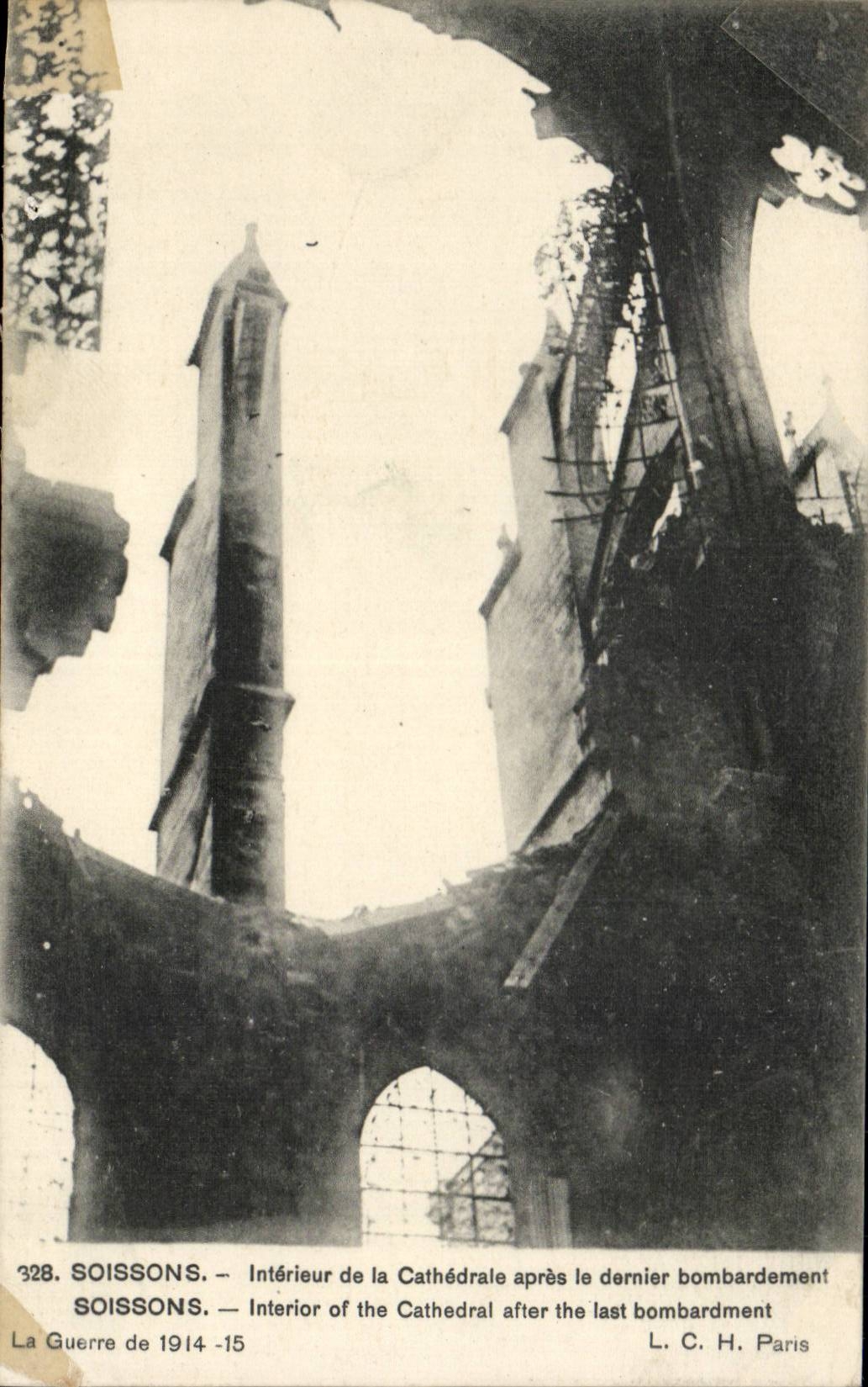 CPA Interior Soissons of the cathedral after the last bombardment