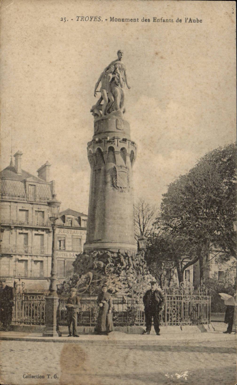 CPA Troyes Monument of the benefactors of the Paddle