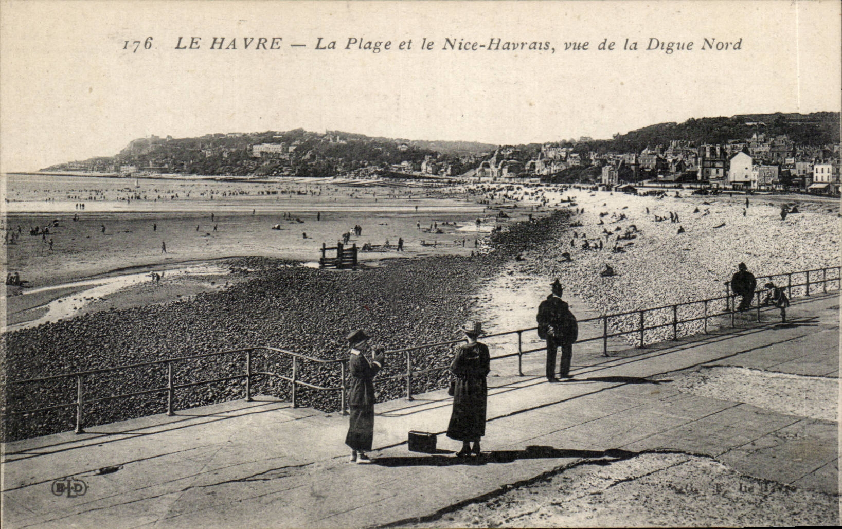 CPA Le Havre the beach and Nice Native of Le Havre seen of the northern dam