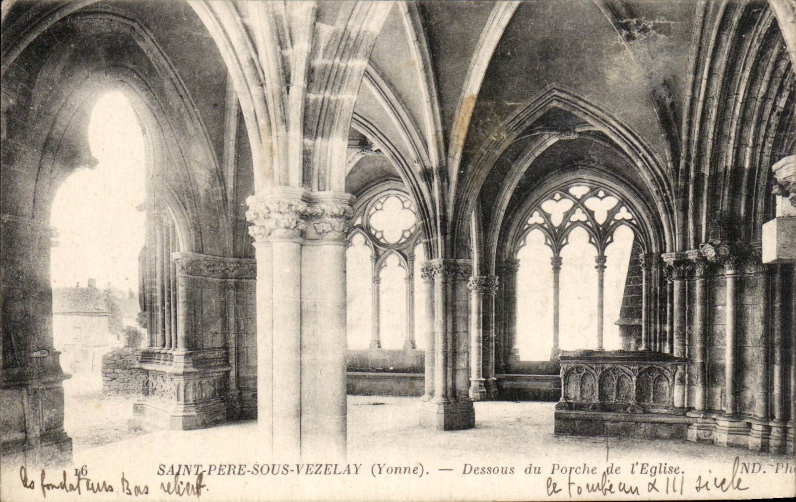CPA Saint Father under Vezelay Below of the porch of the church