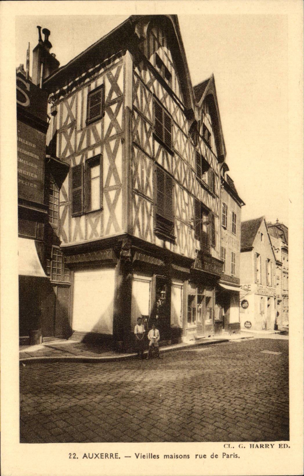 CPA Auxerre alte Frauen bringt Strasse von Paris unter