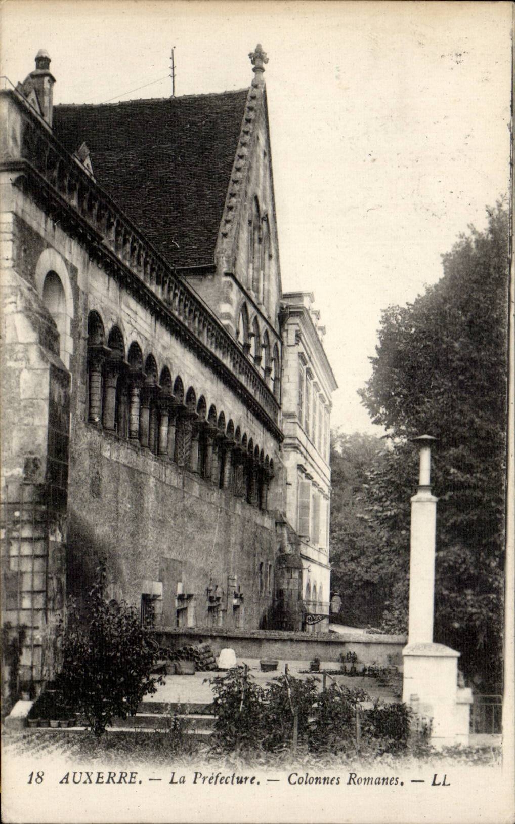 CPA Auxerre die Prafektur romischen Spalten