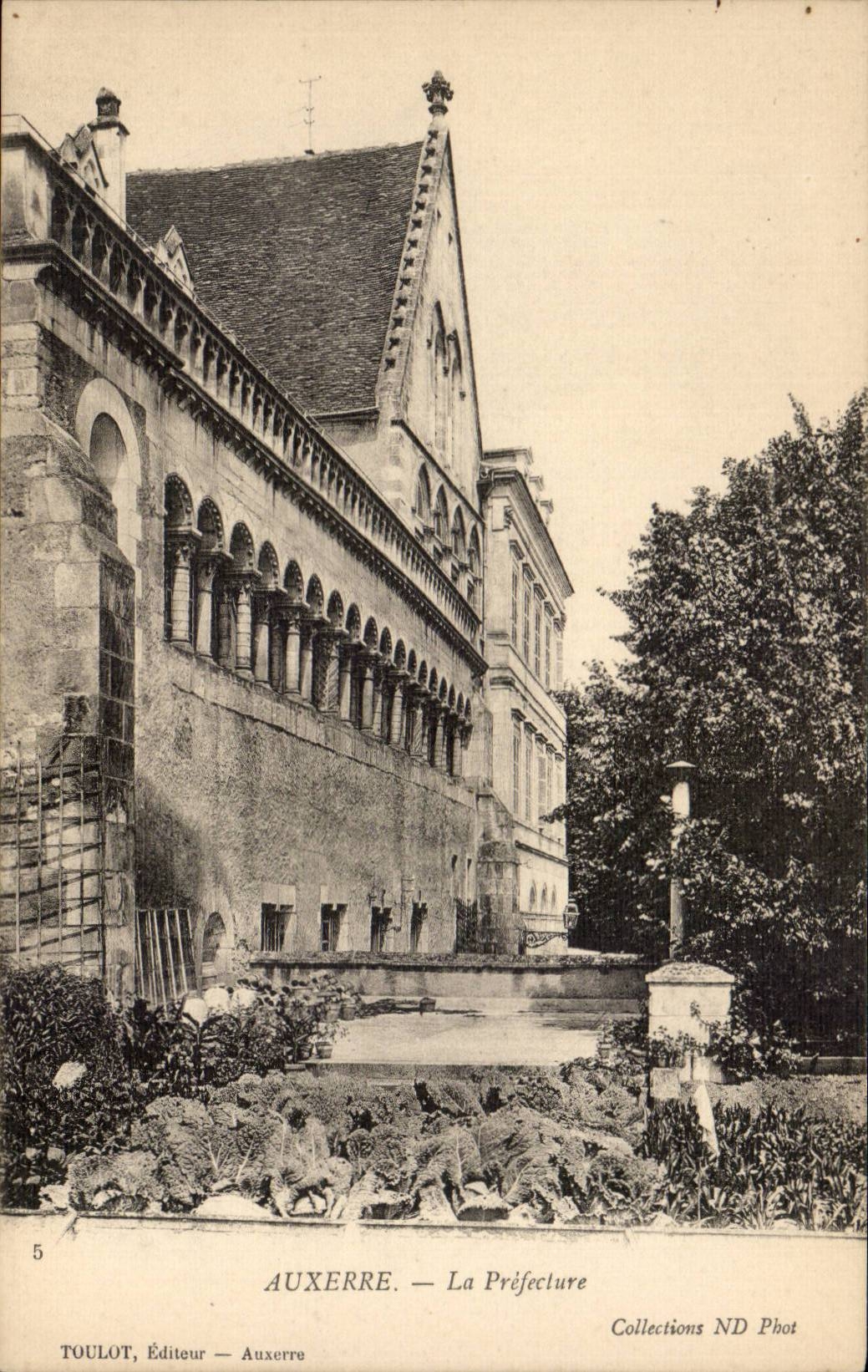 CPA Auxerre die Prafektur romischen Spalten
