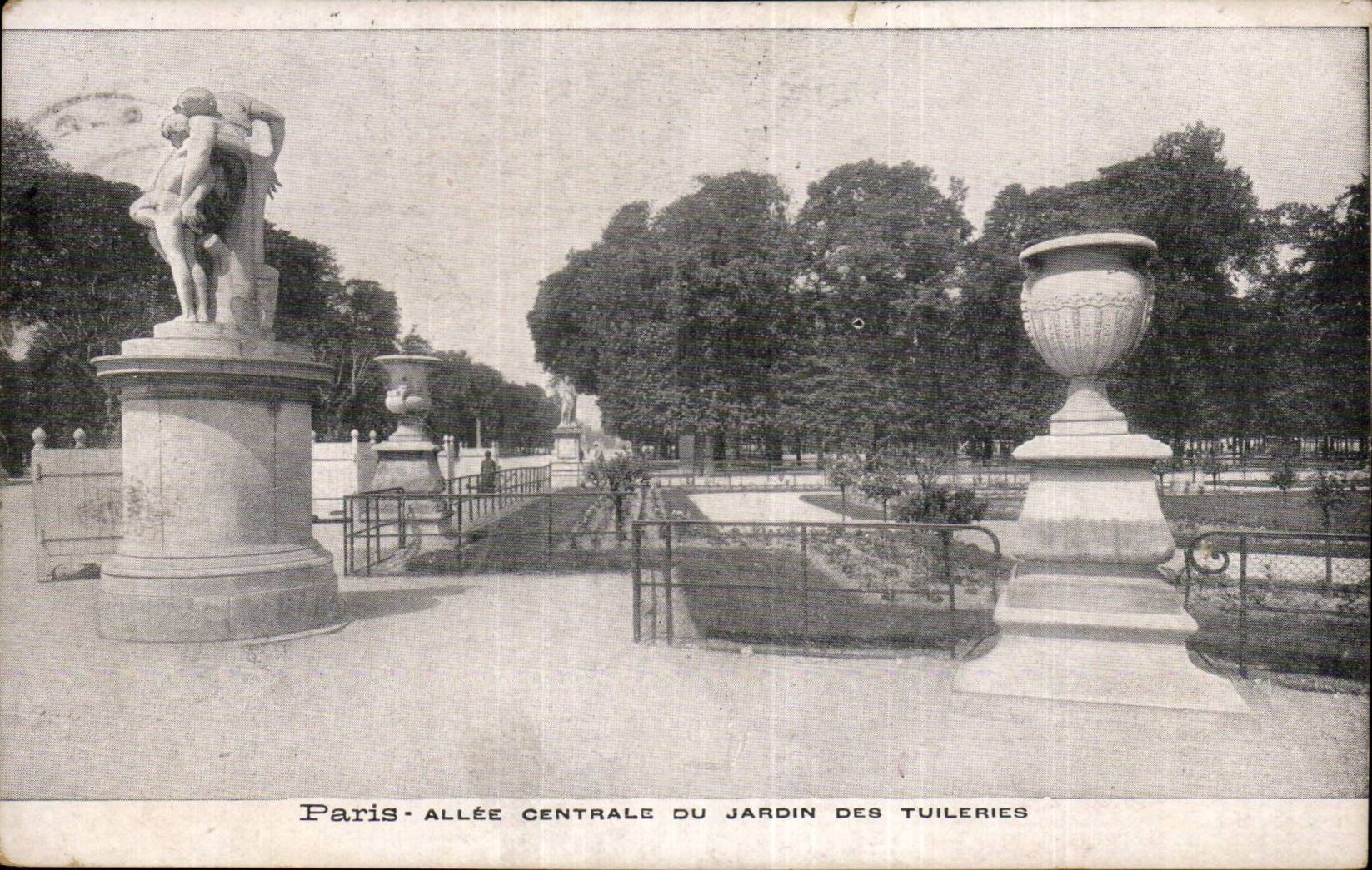 CPA Paris Allee centrale du jardin des Tuileries