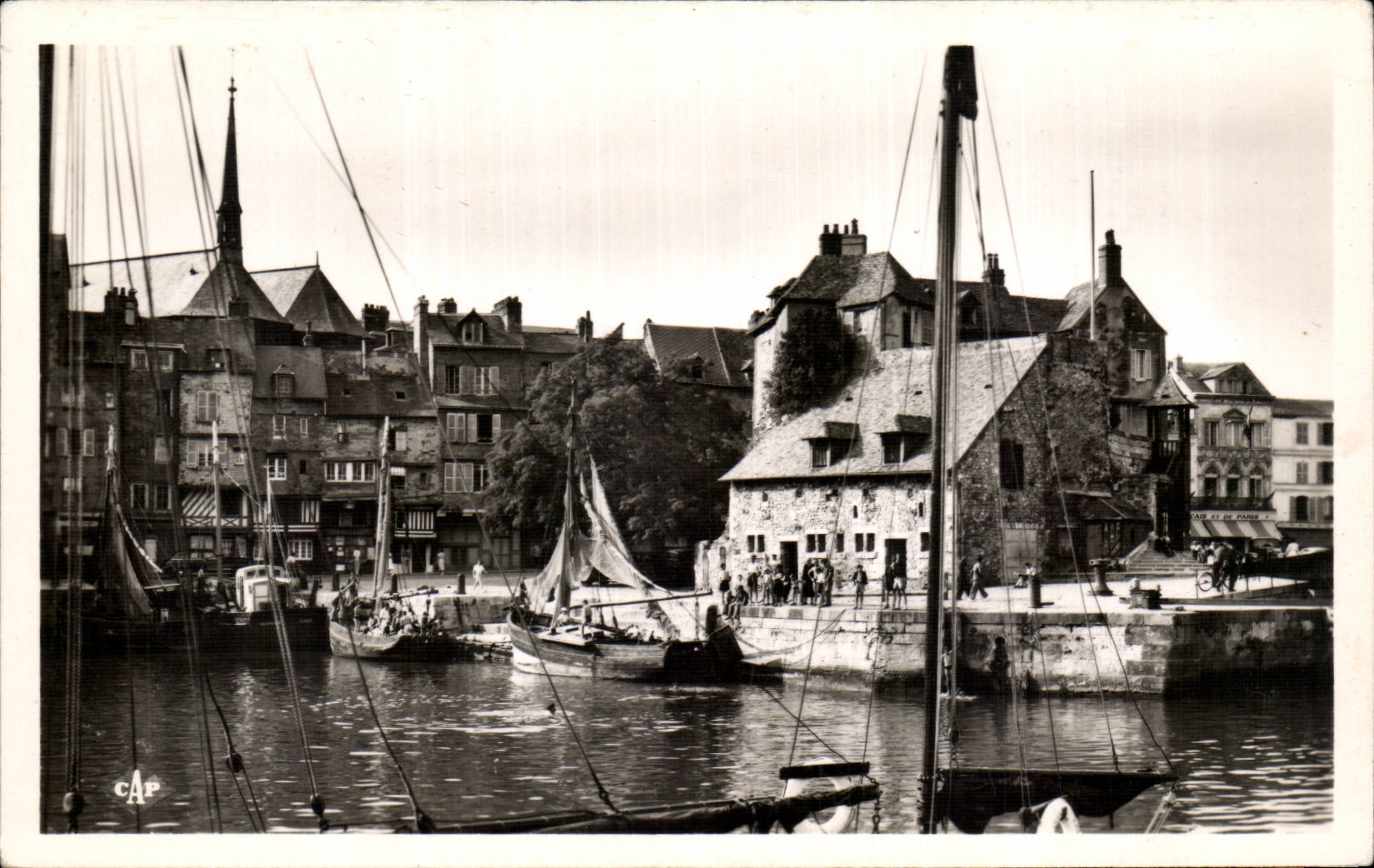 CPA Honfleur a corner of the old basin and Lieutenancy