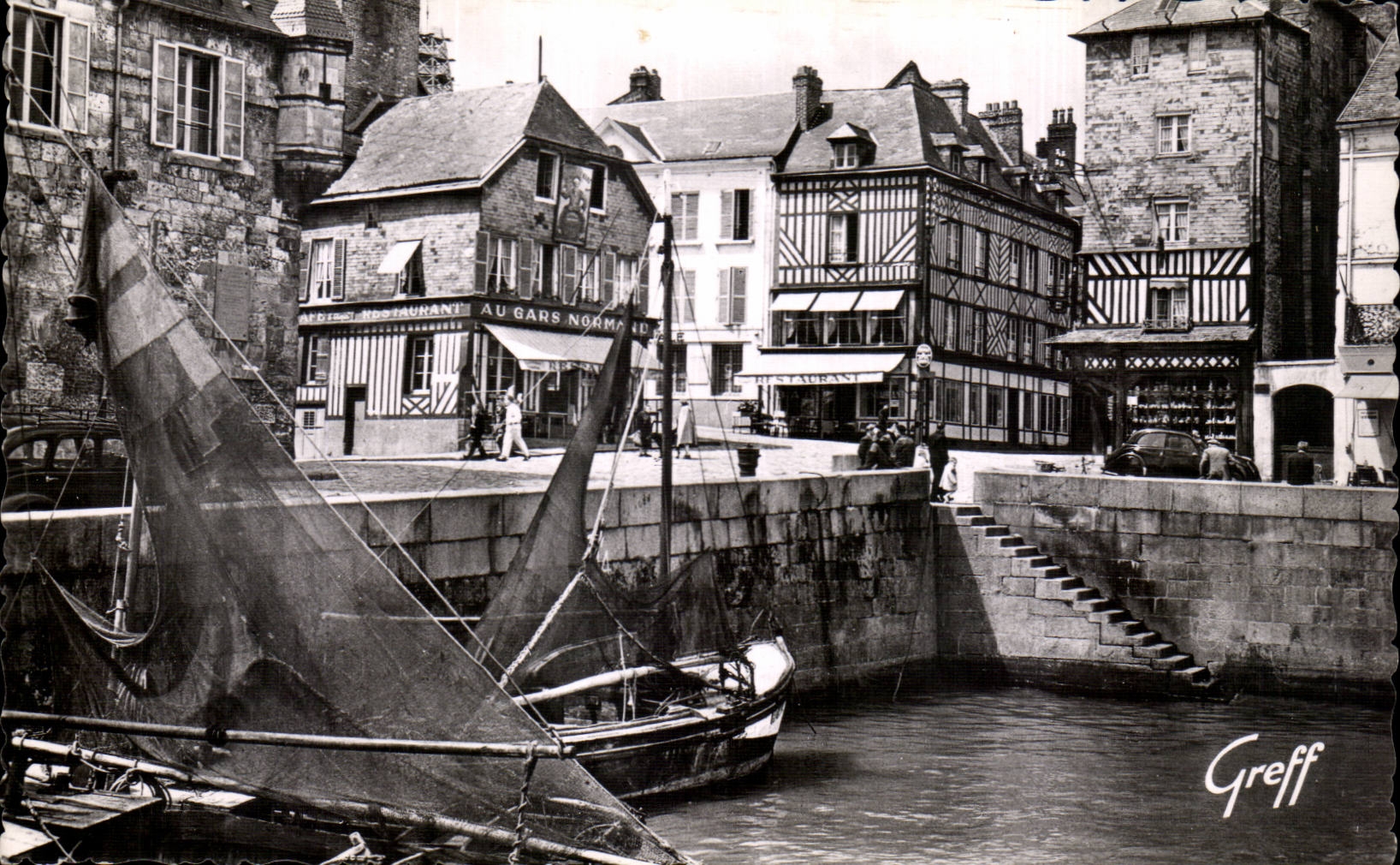 CPA Honfleur Old women houses Normans close to the port