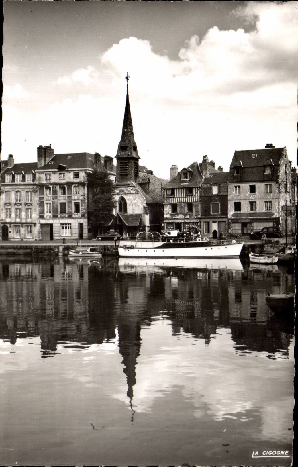 CPA Honfleur Le musee se refletant dans le vieux bassin