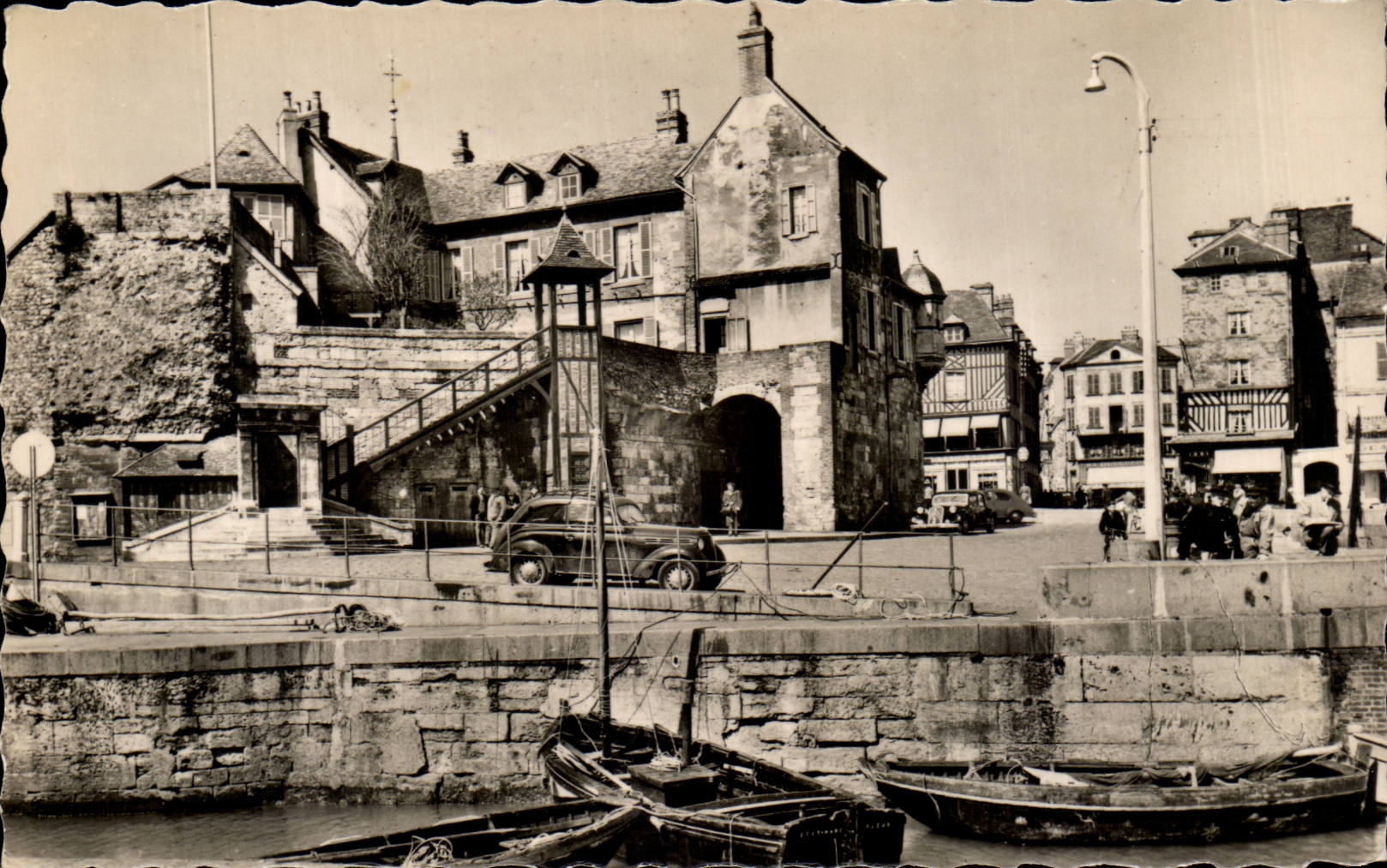 CPSM Honfleur La Lieutenance et le quai des passagers