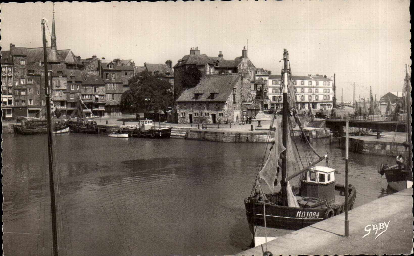 CPA Honfleur le vieux bassin et la Lieutenance
