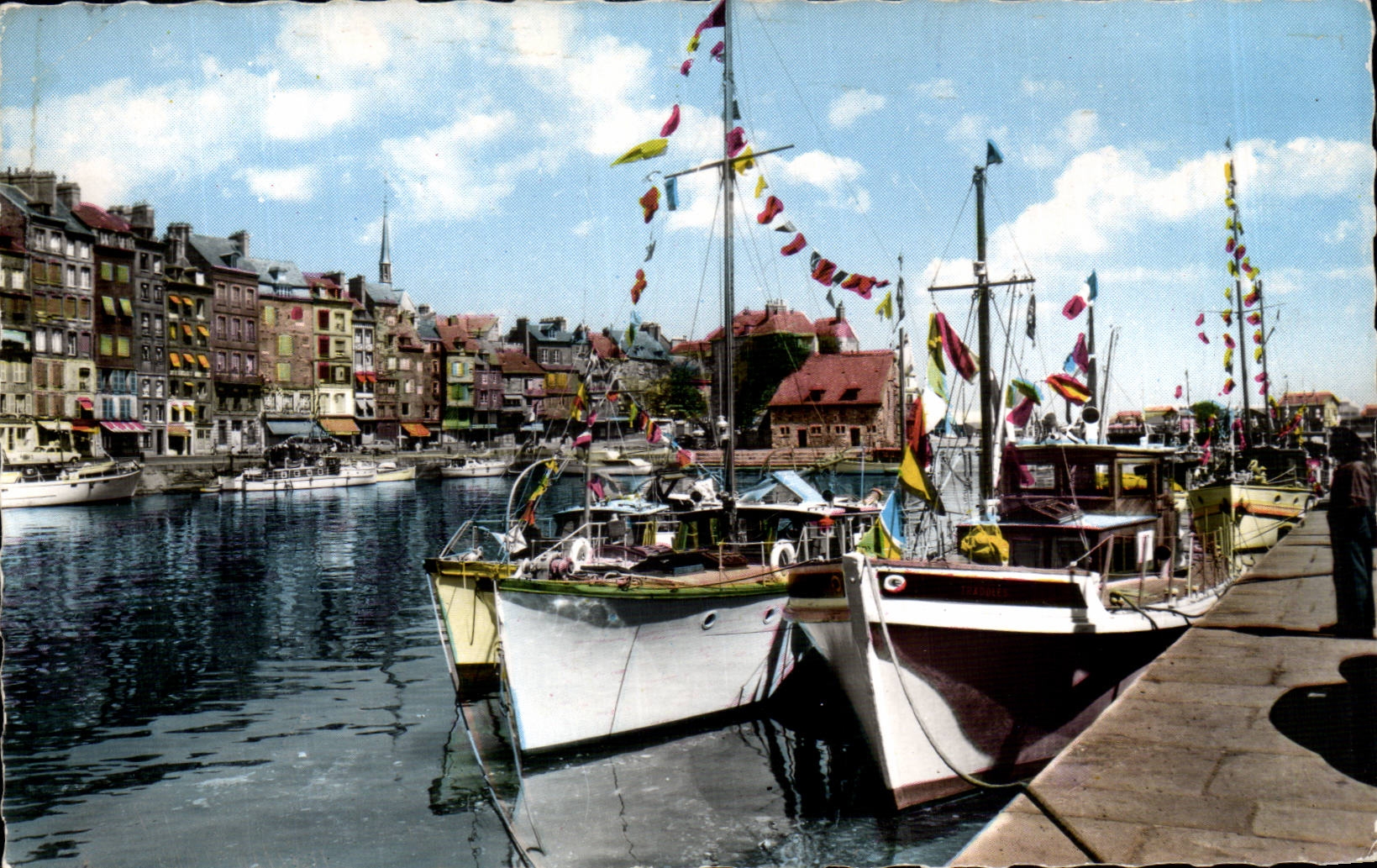 CPA Honfleur Le quai Sainte Catherine et les yachts