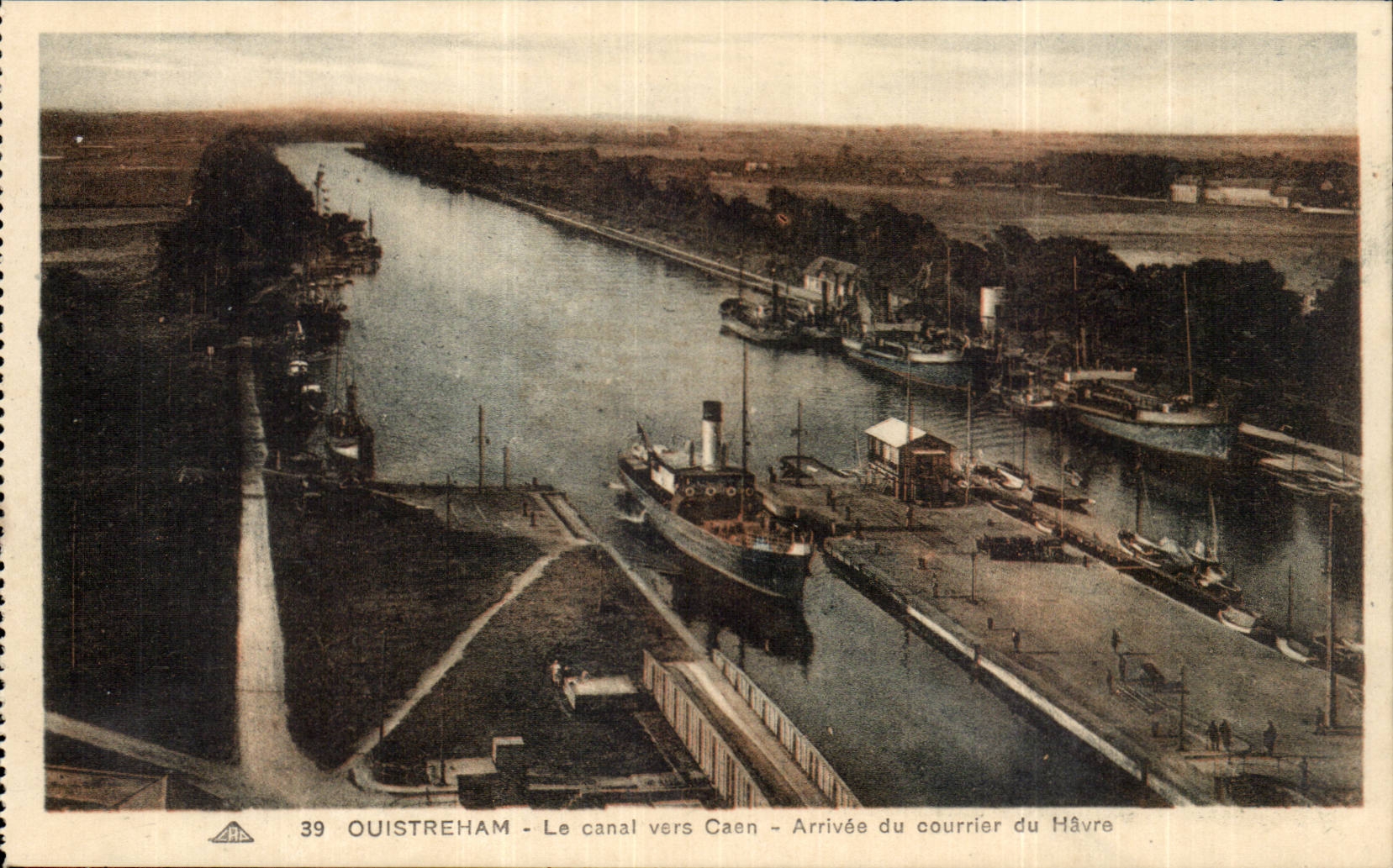 CPA Ouistreham the canal towards Caen Arrival of the mail of Le Havre