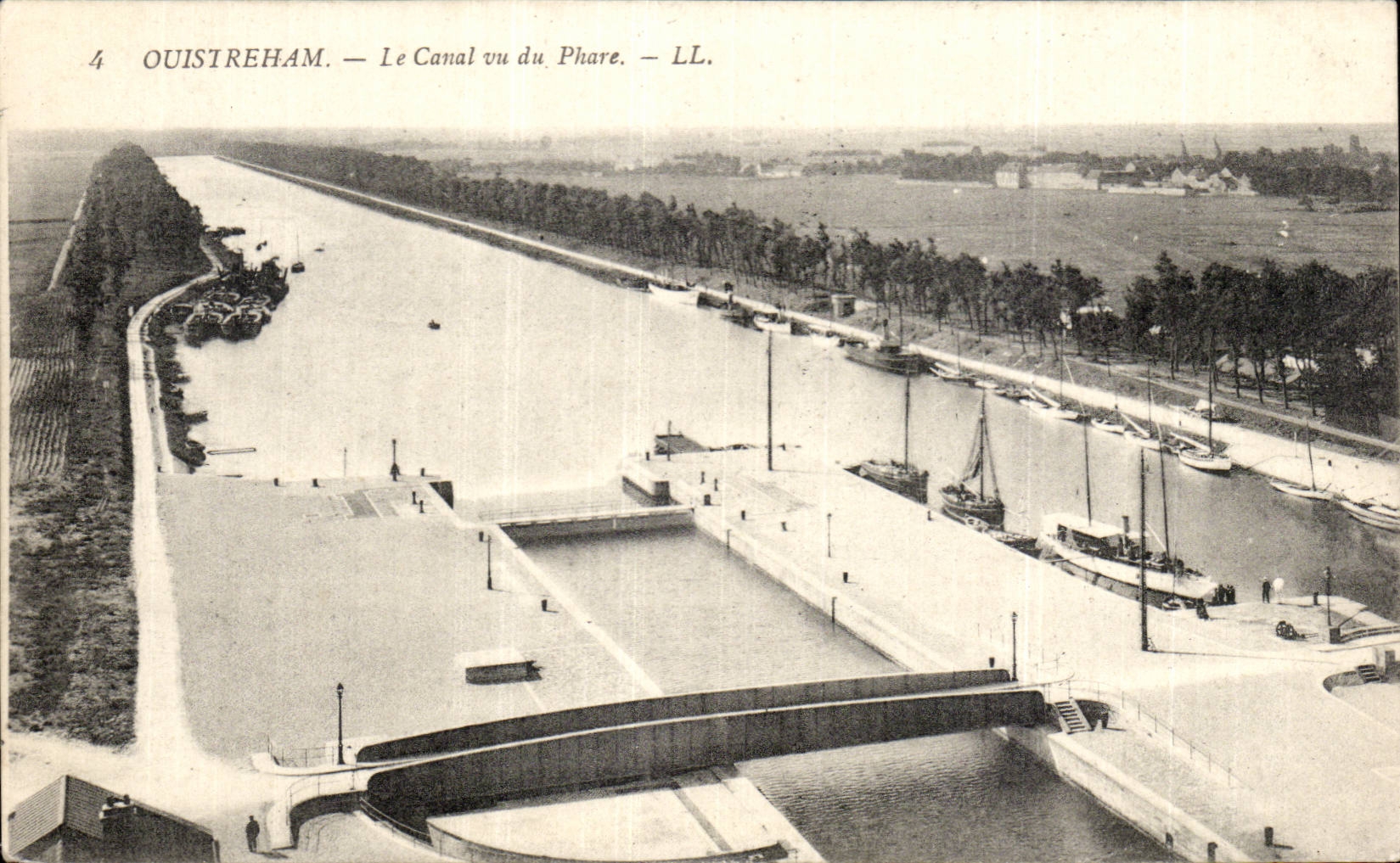 CPA Ouistreham the canal seen of the headlight