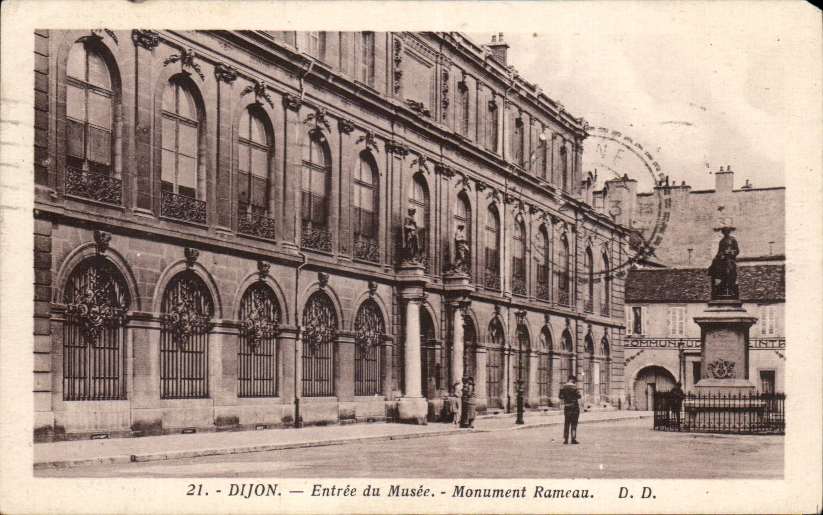 CPA Dijon Entering of the museum Monument Branch