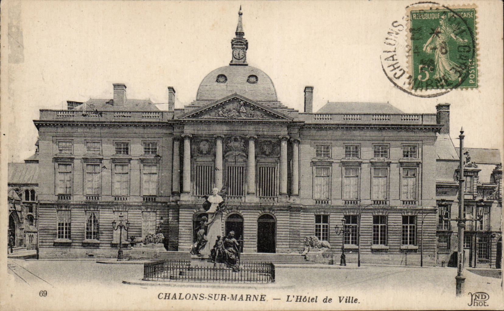 CPA Trawl-nets on the Marne the town hall