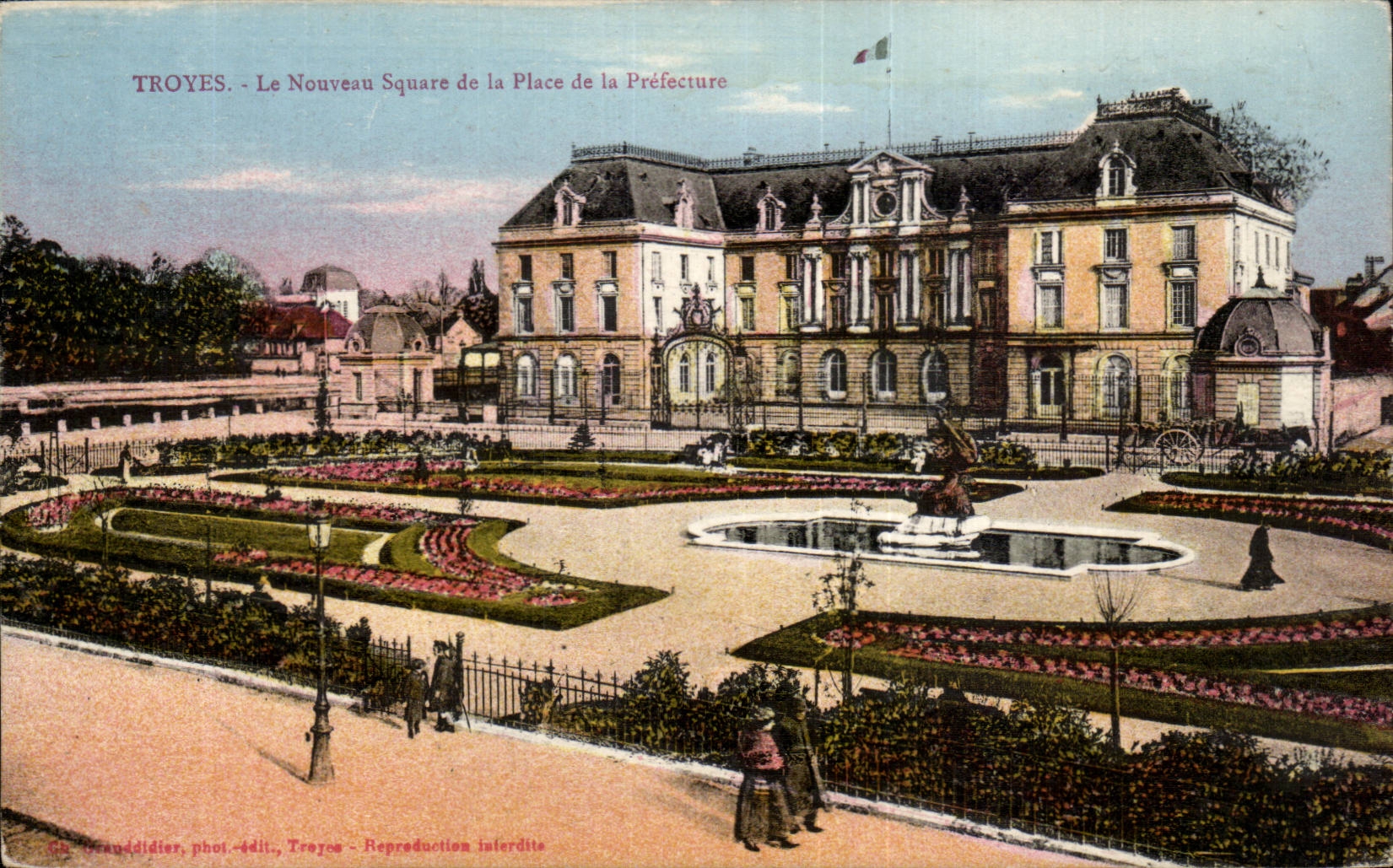 CPA Troyes the new public garden of the place of the prefecture