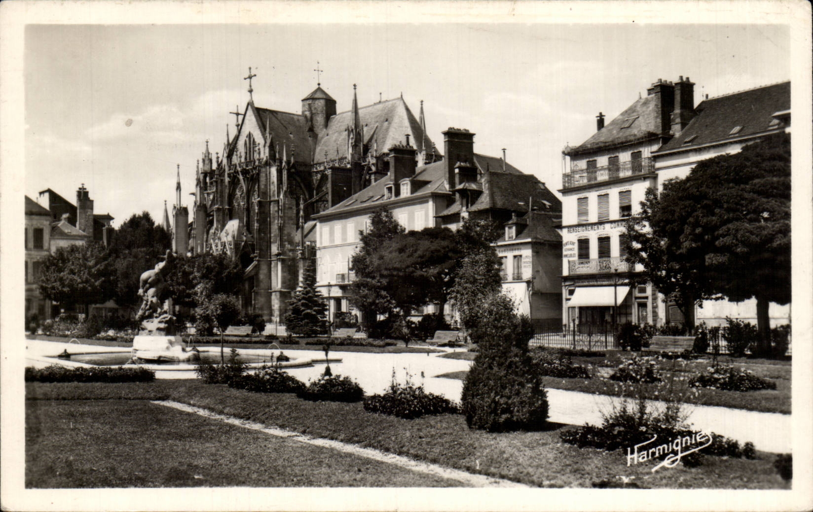 CPSM Troyes Garden of the prefecture and St Urbain