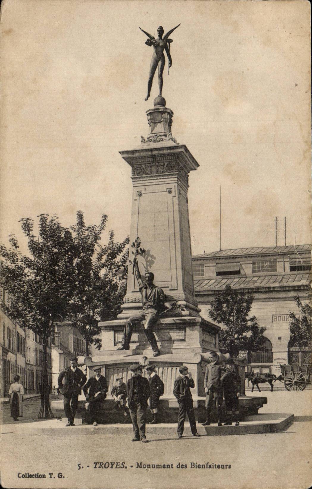 CPA Troyes Monument of the Benefactors