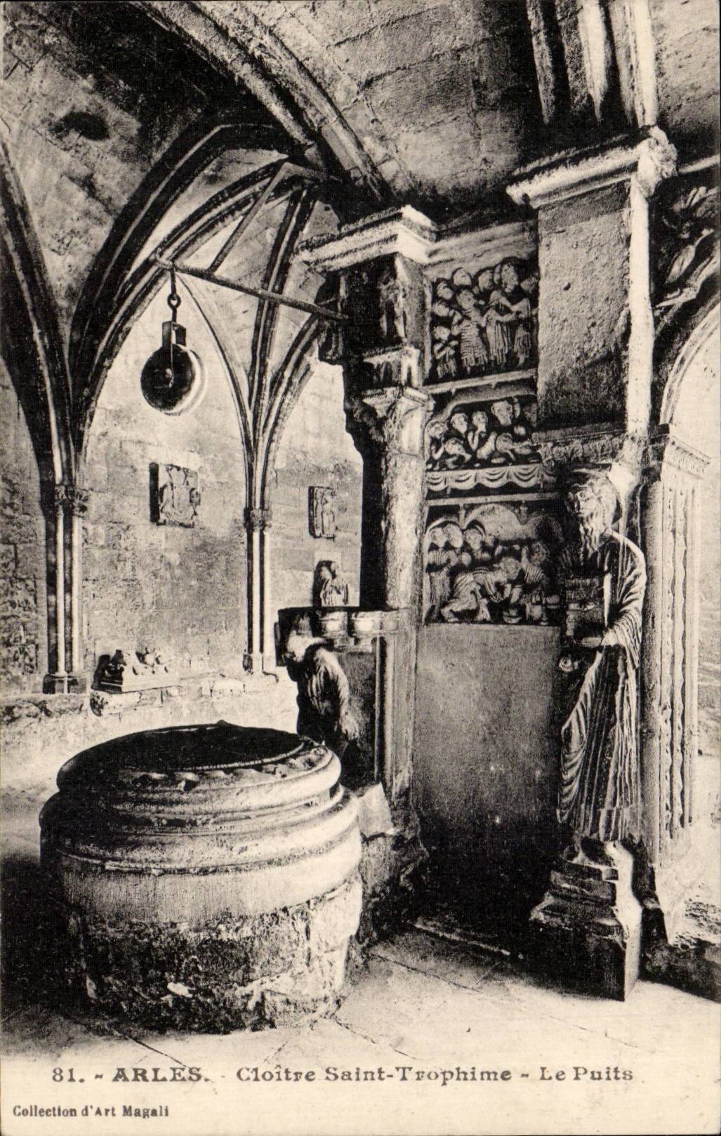 CPA Arles Cloister Saint Trophime the well