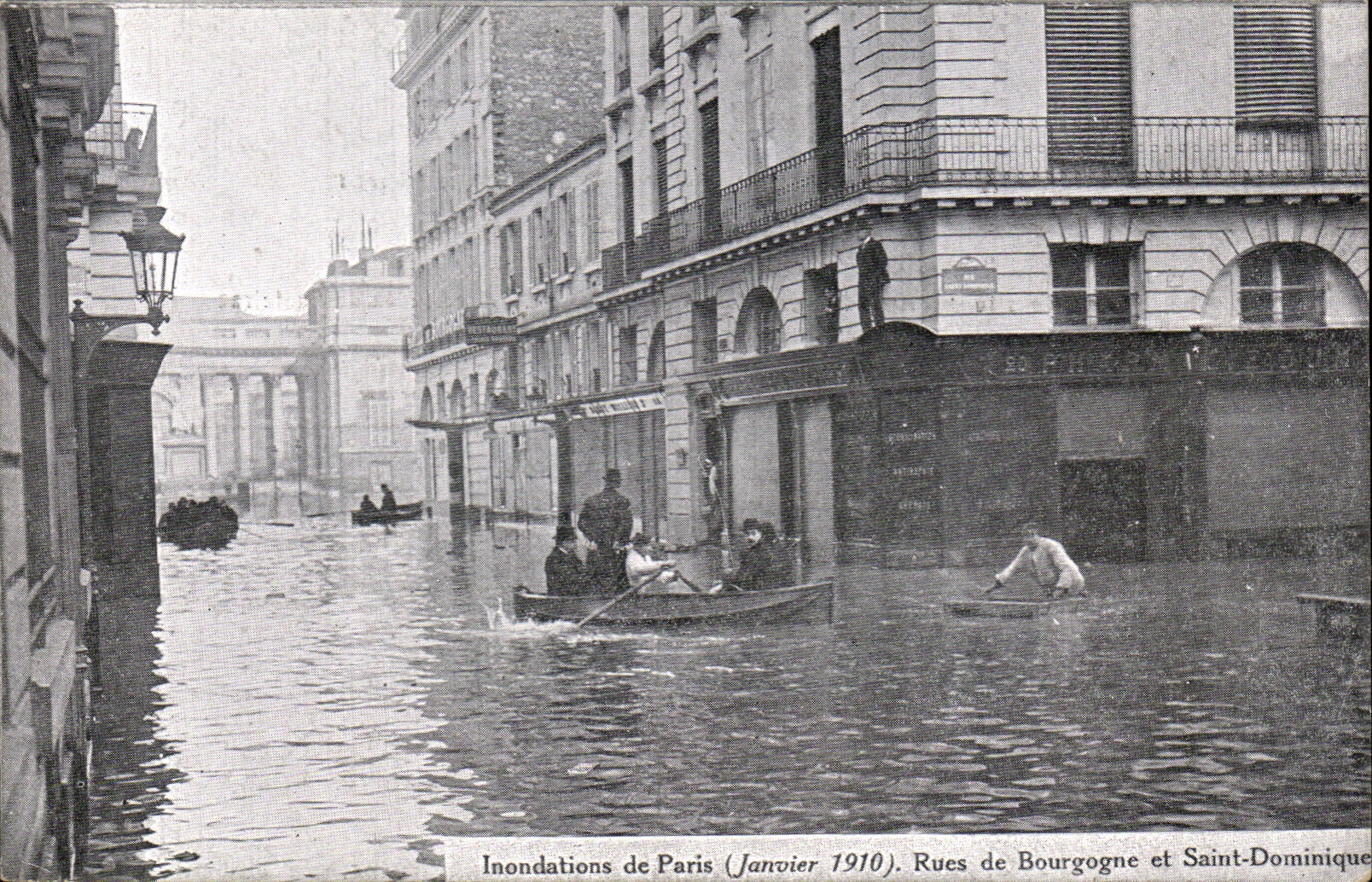 CPA Paris Raw Floods January 1910 of the Seine Streets of Burgundy and Saint Dominique