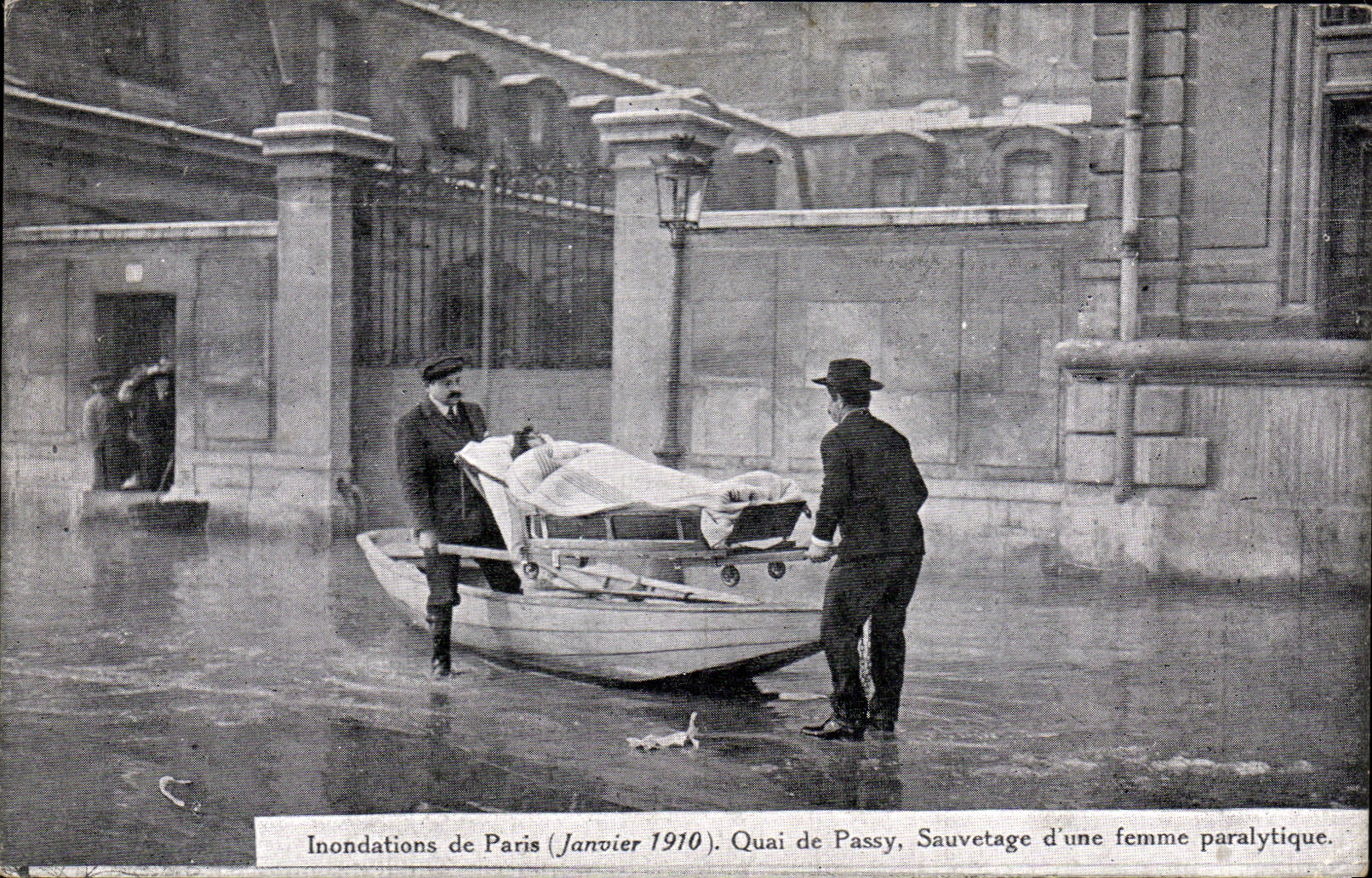 CPA Paris Inondations January 1910 Raw of the Seine Parks Quay of Passy Sauvetage of a paralytic woman