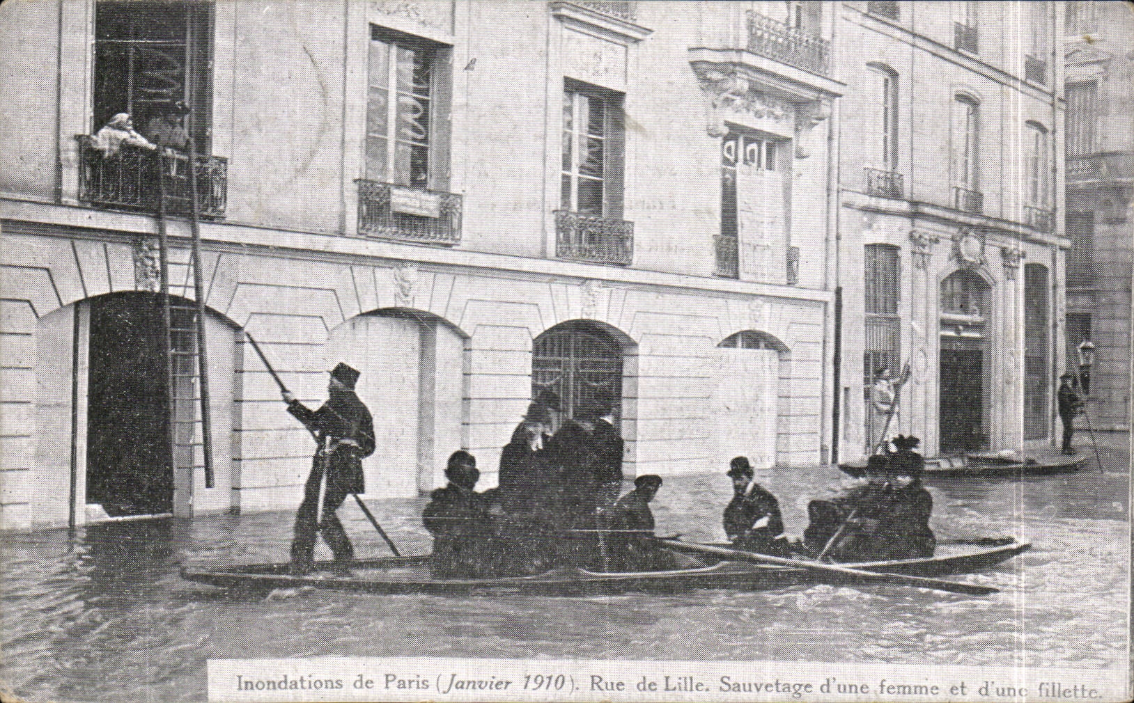 CPA Paris Raw Floods January 1910 of the Seine Street of Lille Rescue of a woman and a young girl