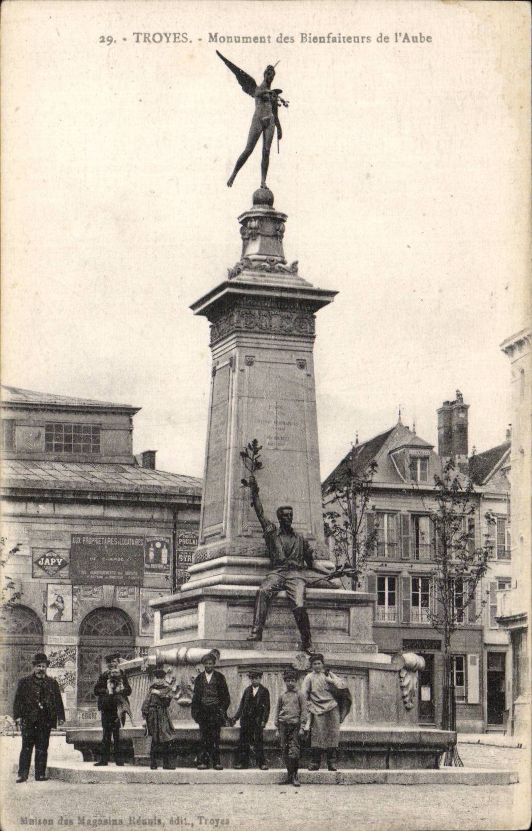 Troyes CPA Monument of the benefactors of the Paddle