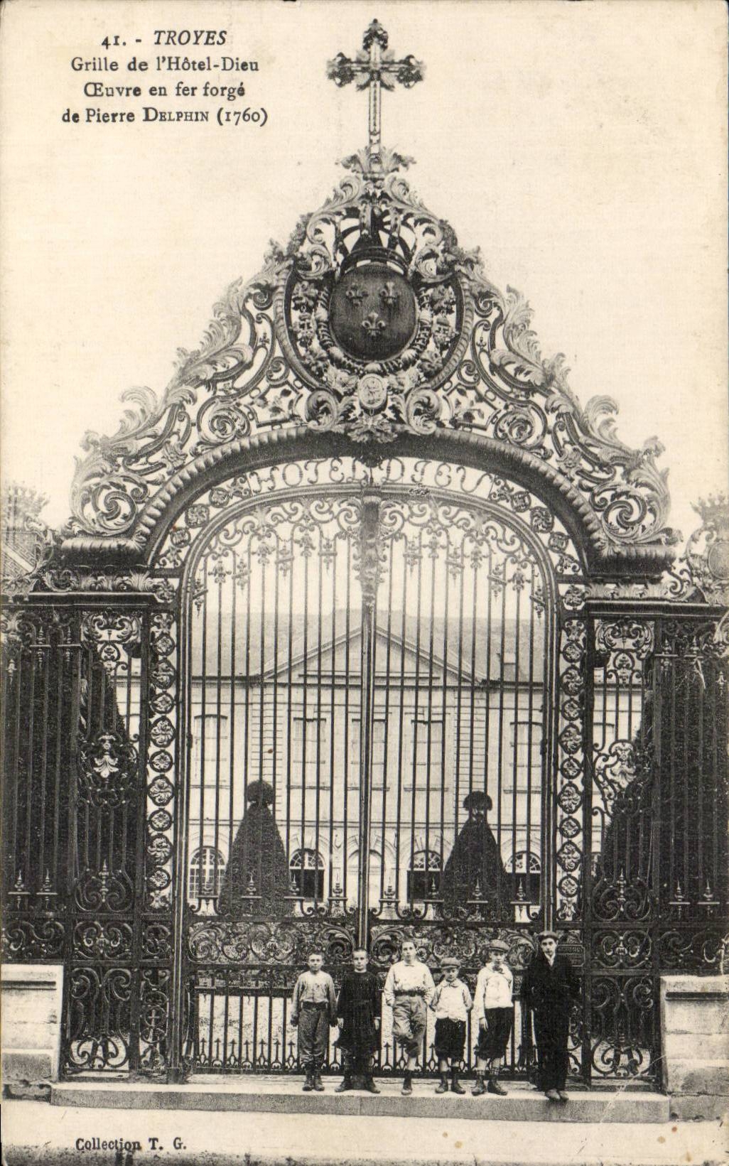 Troyes CPA Grill hotel God works out of wrought iron of Pierre Delphin (1760)