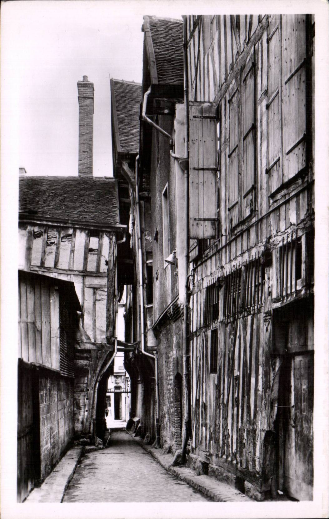 Troyes CPA the street of the cats