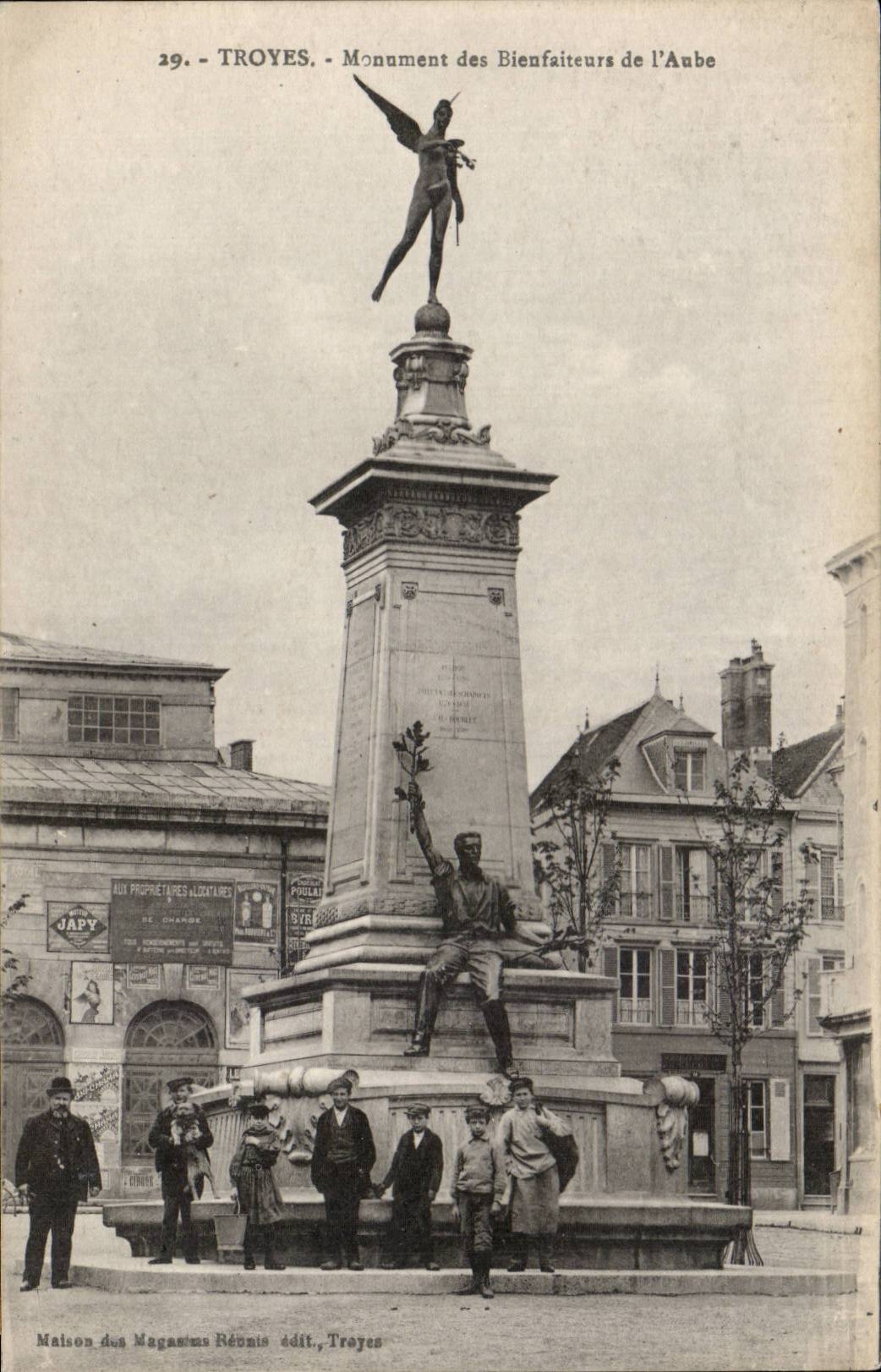 Troyes CPA Monument of the benefactors of the Paddle
