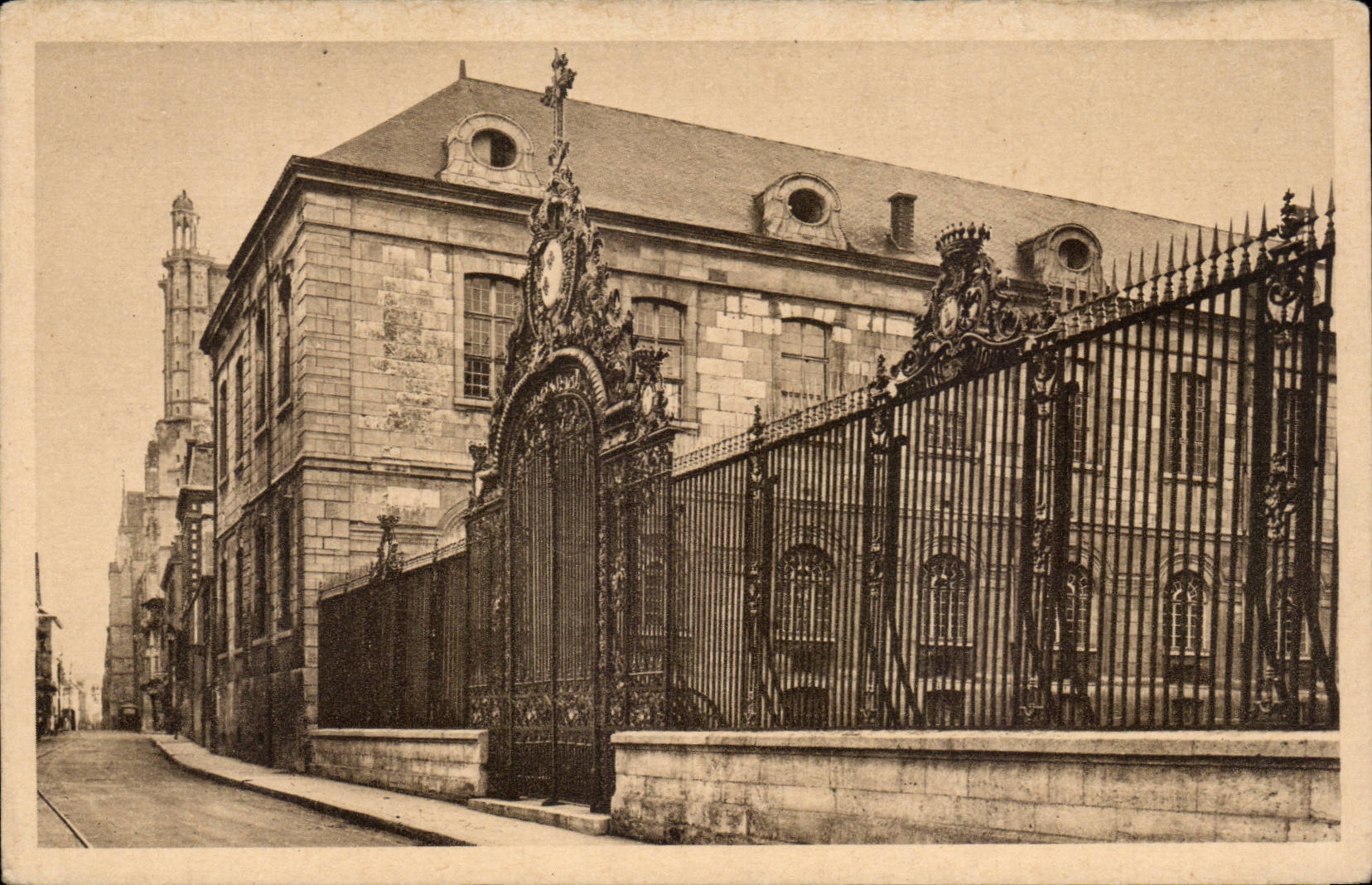 Troyes CPA Roasts Hotel God