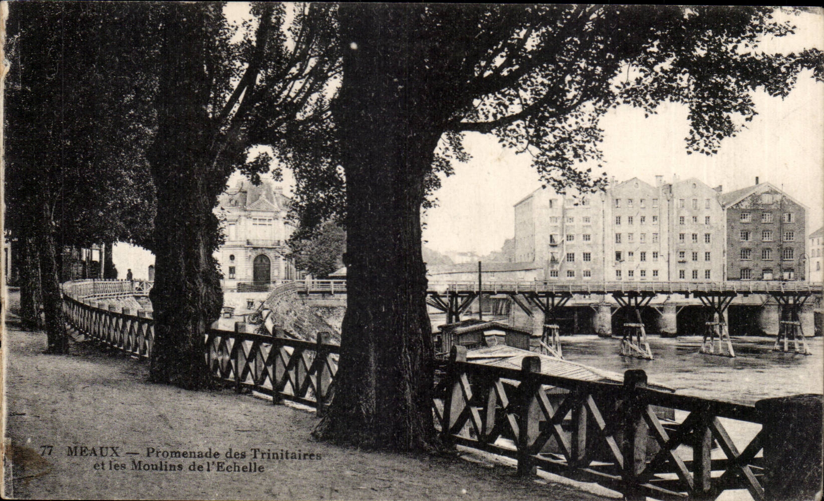 CPA Meaux Walk of TRinitaires and the mills of the scale
