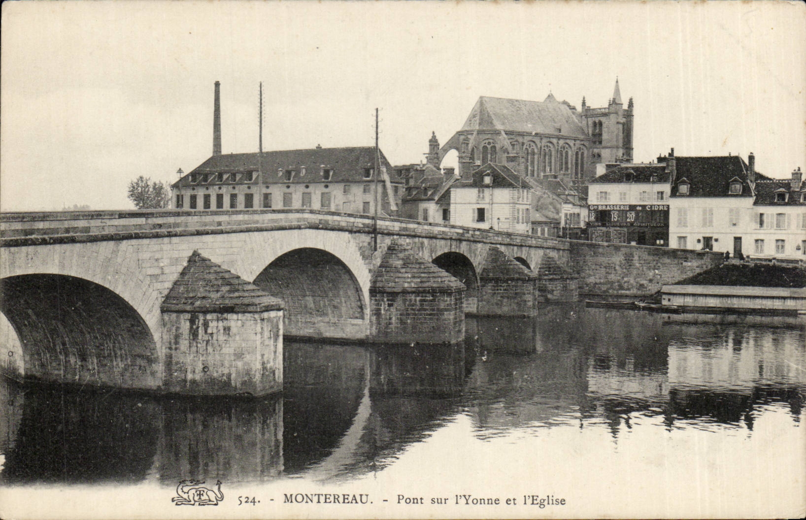 CPA Montereau the bridge of Yonnne and the church