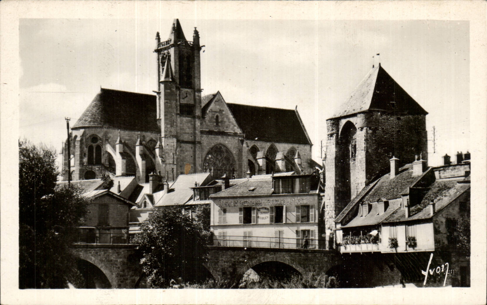 CPA Moret Maison Sauve Porte de Bourgogne et l'eglise