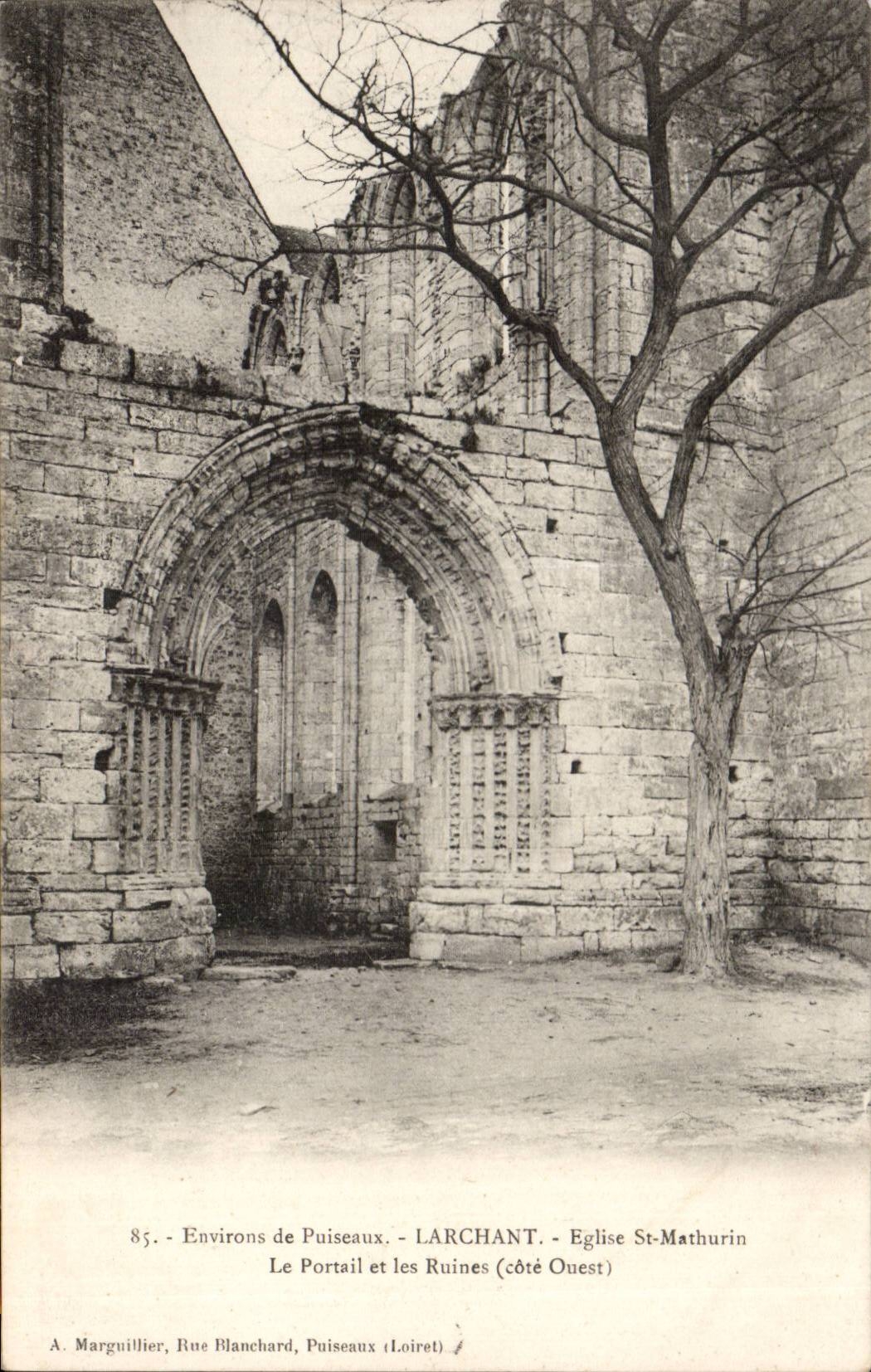 CPA Surroundings of Puiseaux Larchant Church St Mathurin the gate and ruins