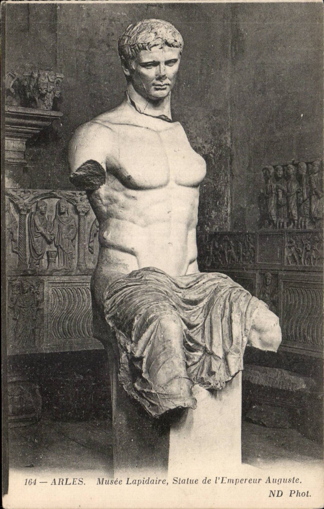 CPA concise Arles Museum Statue of the emperor Auguste