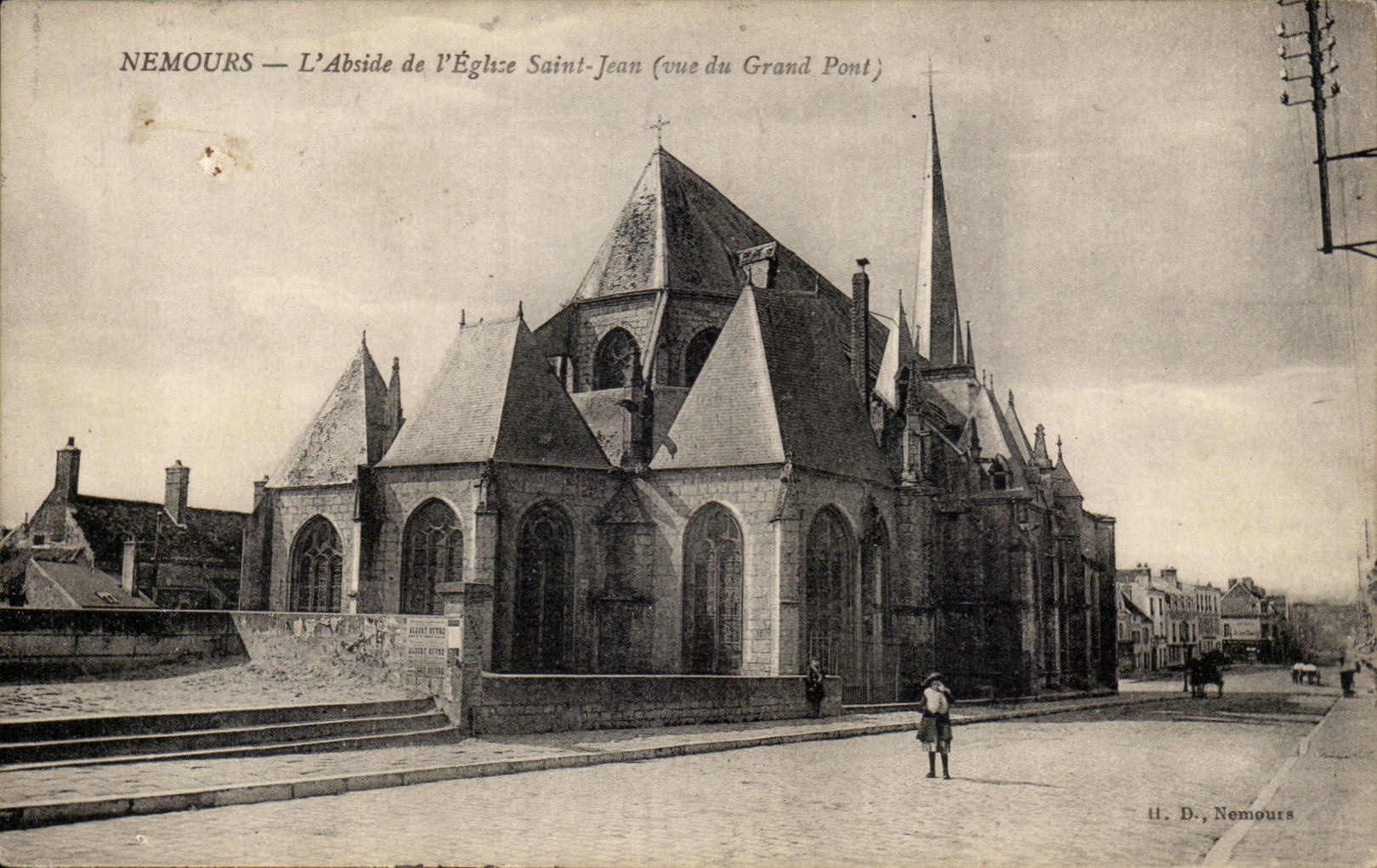 CPA Nemours the apse of the church Saint Jean (seen large bridge)