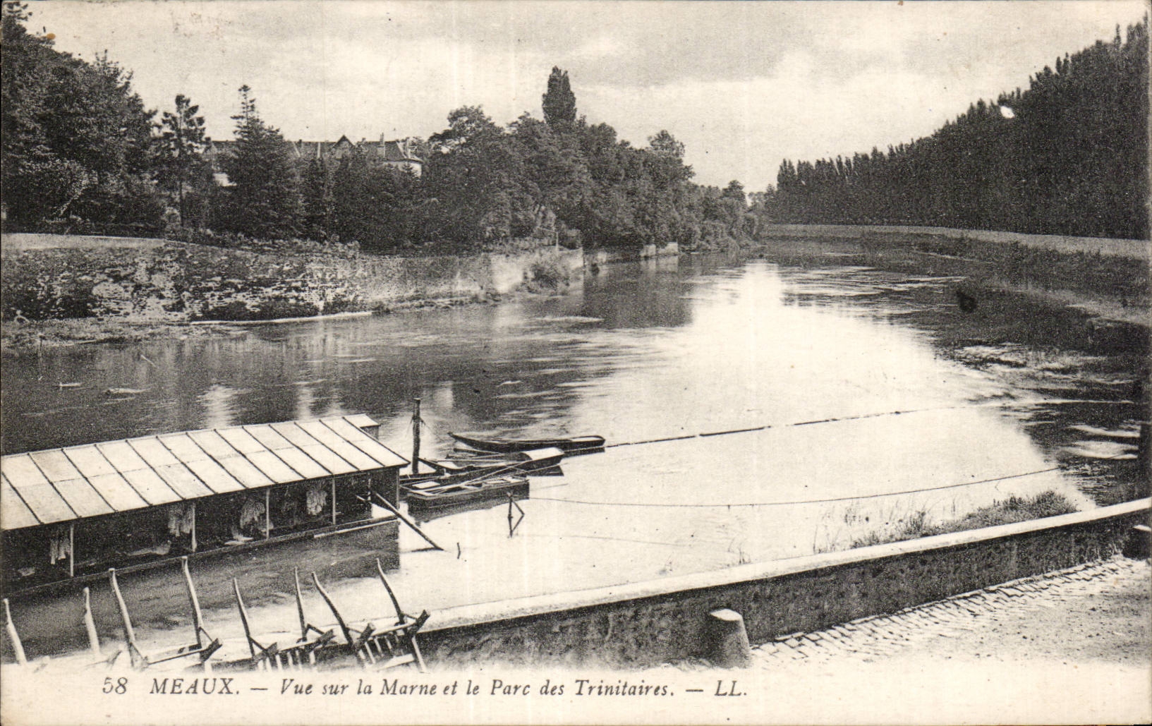 CPA Meaux Seen on the Marne and the park of Trinitaires