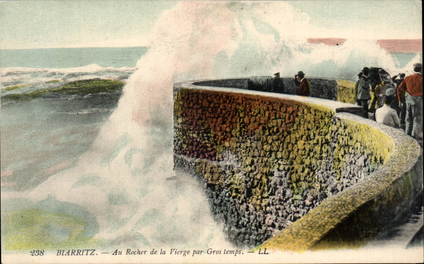 CPA Biarritz Au rocher de la vierge par gros temps