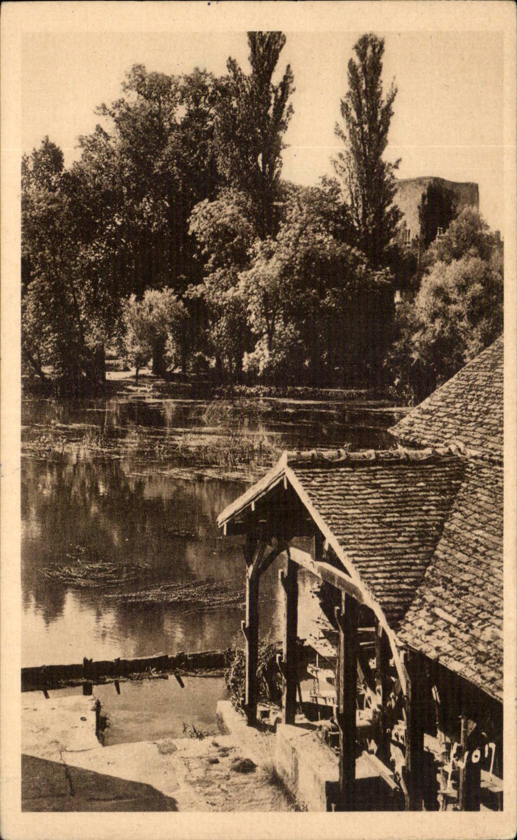 Moret sur Loing CPA Vieux moulin au bord du Loing Dans le fond Le donjon