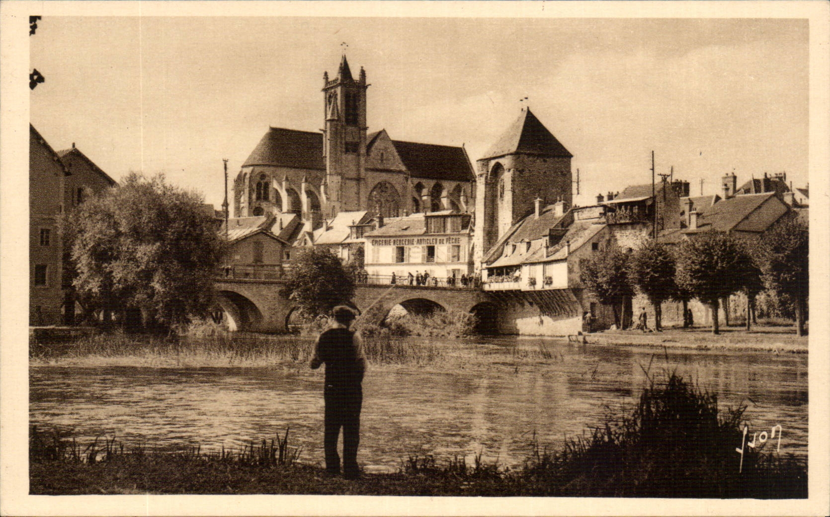 Moret sur Loing CPA La ville vue de la rive droite du Loing