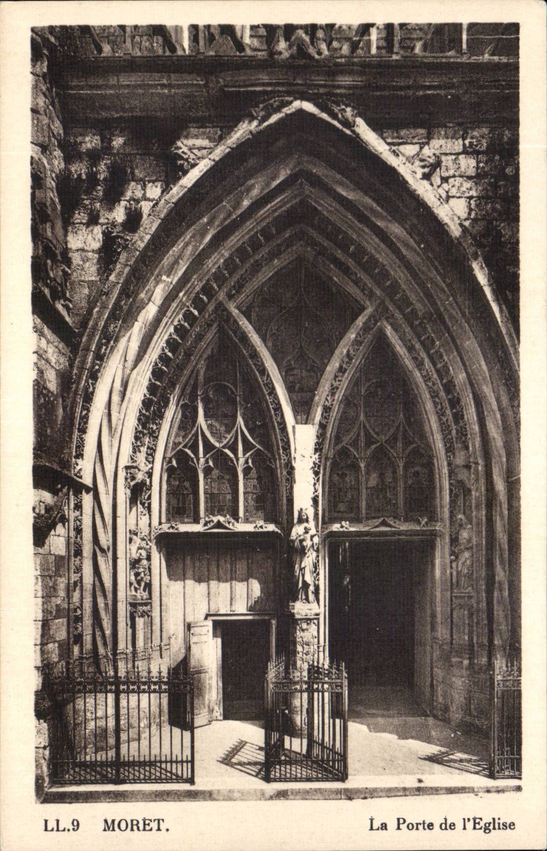 Moret sur Loing CPA La porte de l'eglise