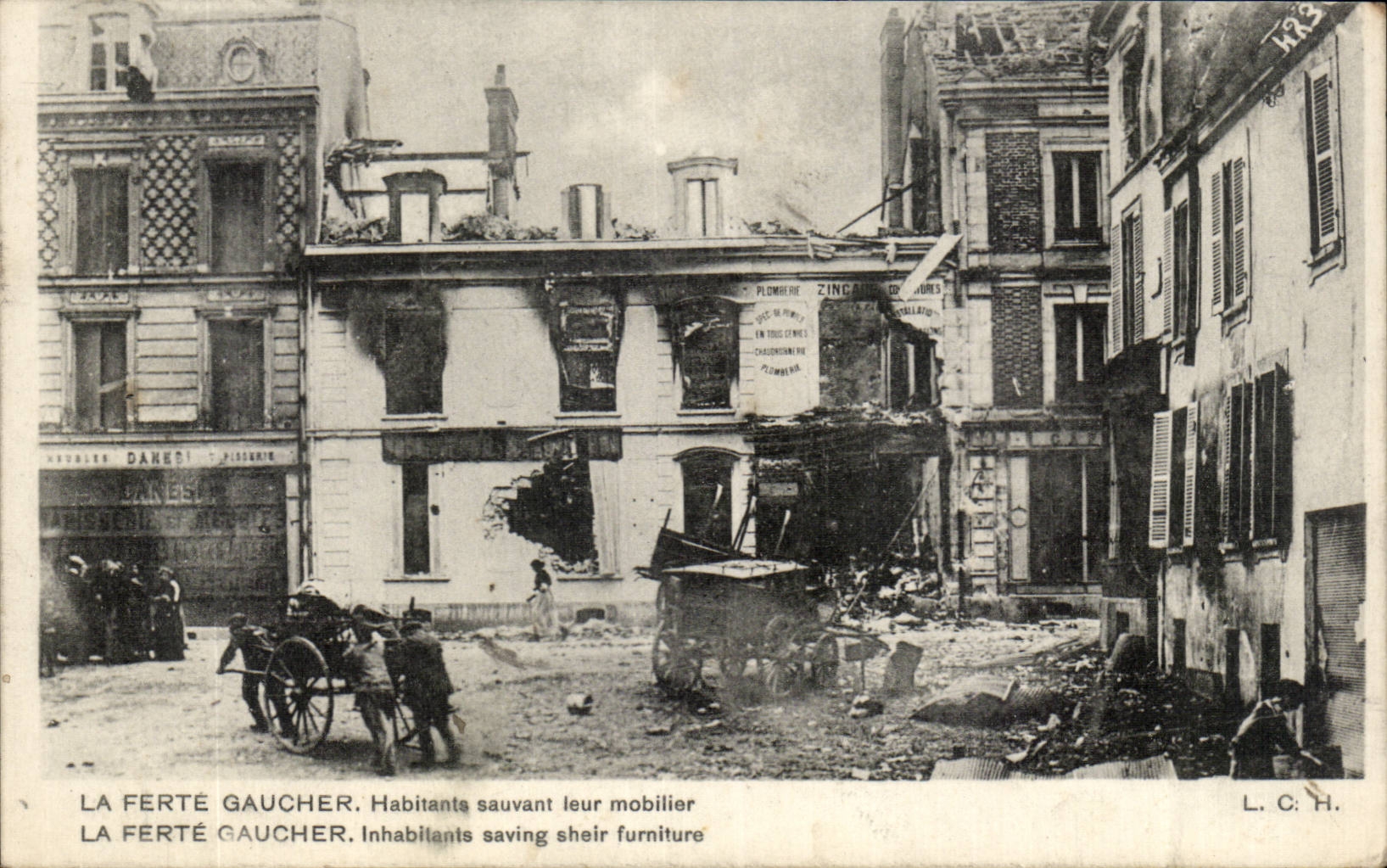 CPA La Ferte Gaucher Inhabitants saving their furniture