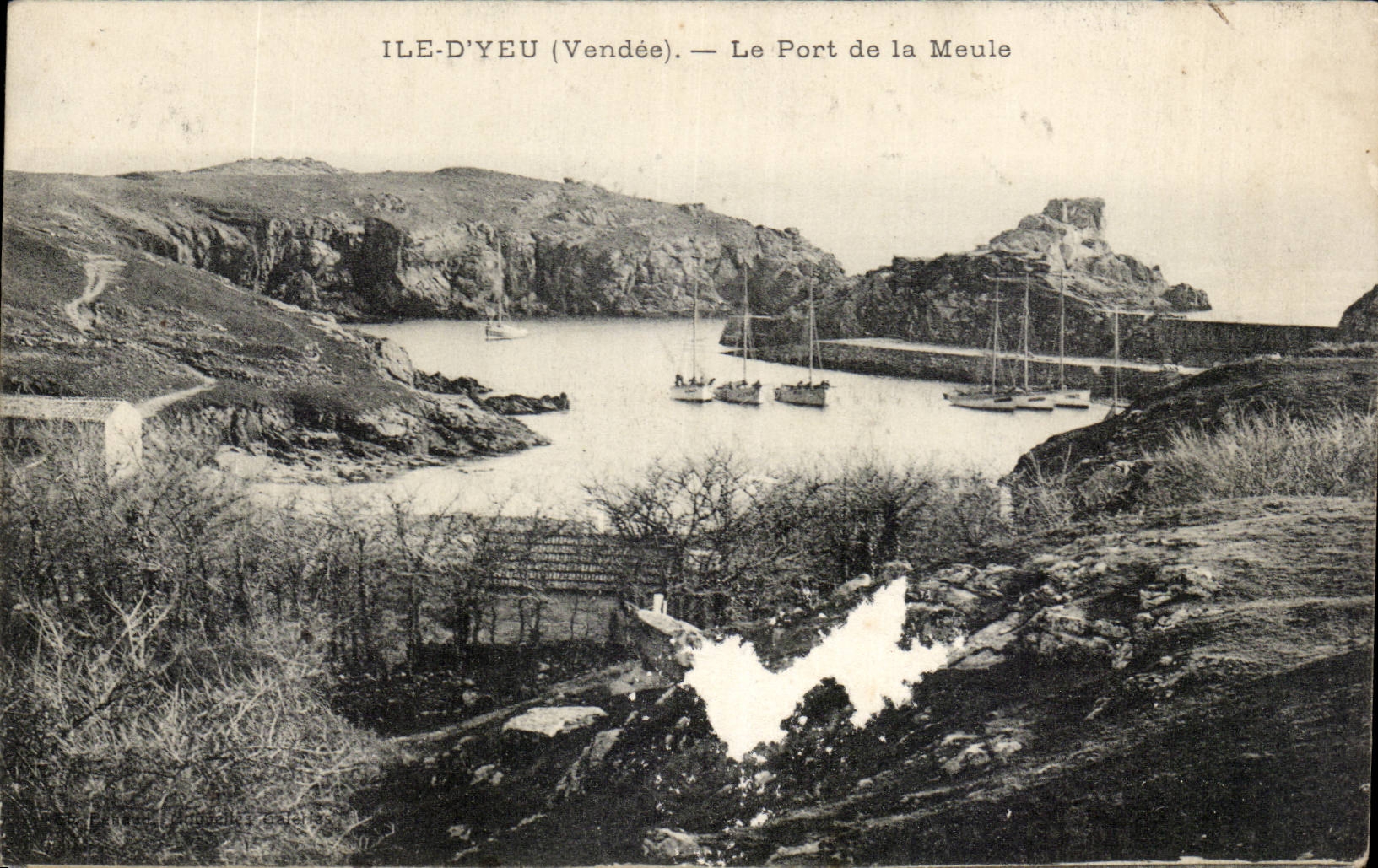 CPA Island of Yeu the port of the Grinding stone