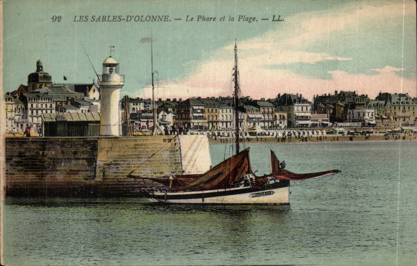 CPA Sables d'Olonne the headlight and the beach