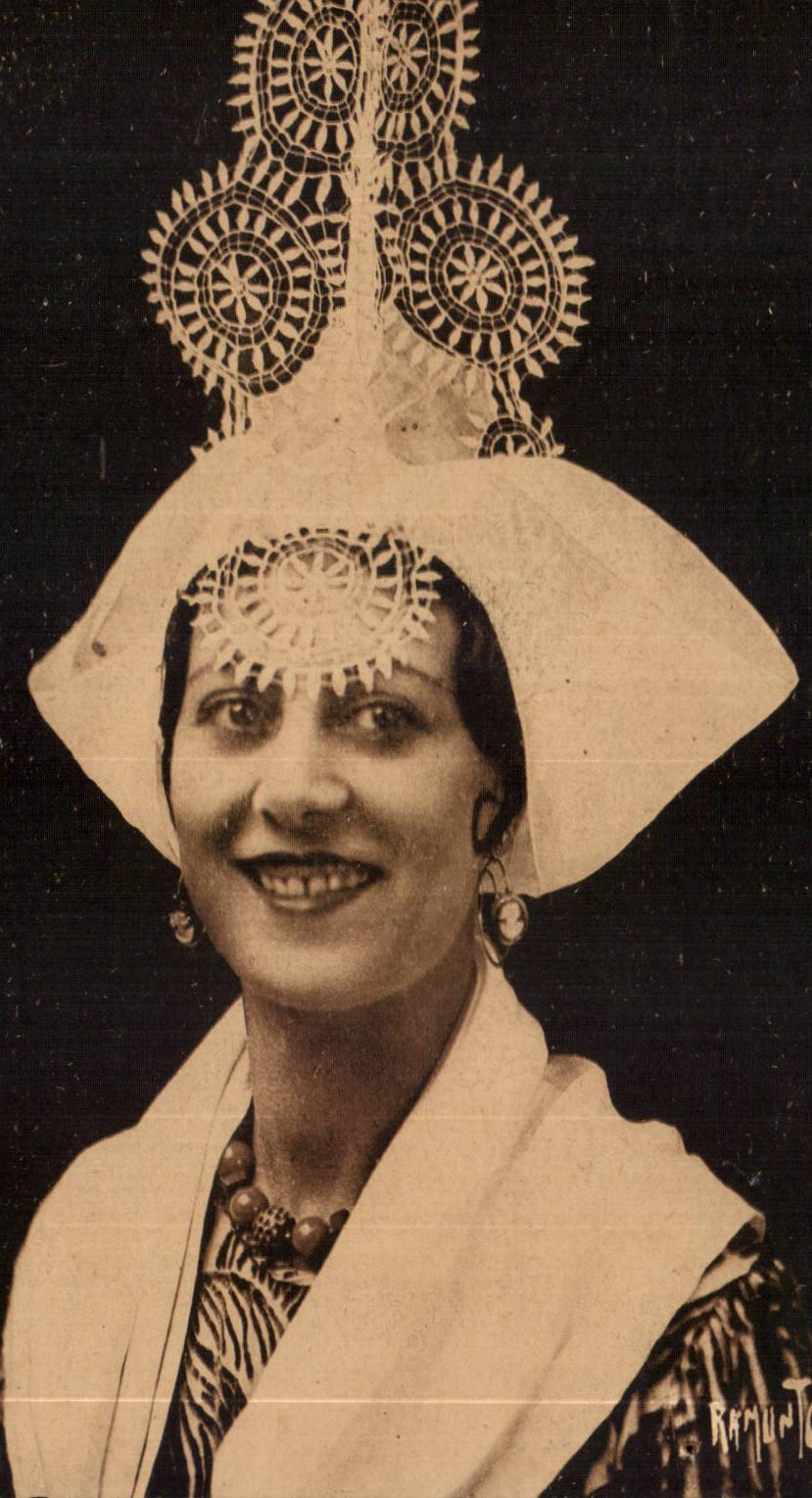 CPA Kostum des Vendee Jolie bedeckt sablaise Folklore-Kostum mit einer Kappe