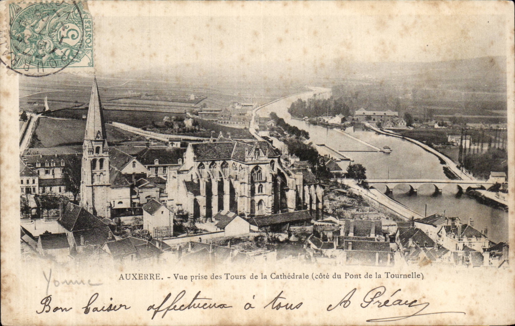 CPA Auxerre das von den Aufsatzen der Kathedrale gesehen wird bemisst Brucke des kleinen Aufsatzes