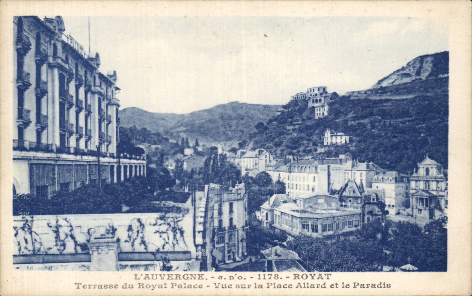 CPA Royat Terrace of Royal Palace Seen on the Allard Place and the paradise