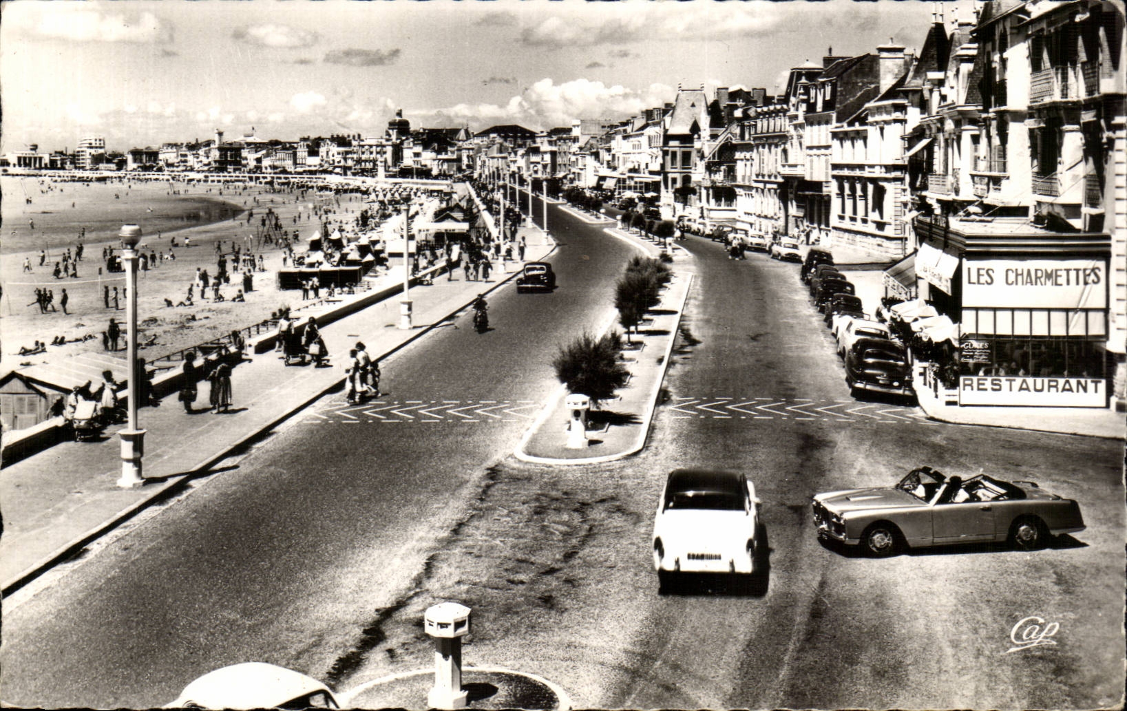 CPSM Sables d'Olonne the embankment and the beach Volleyball Ball Volley ball